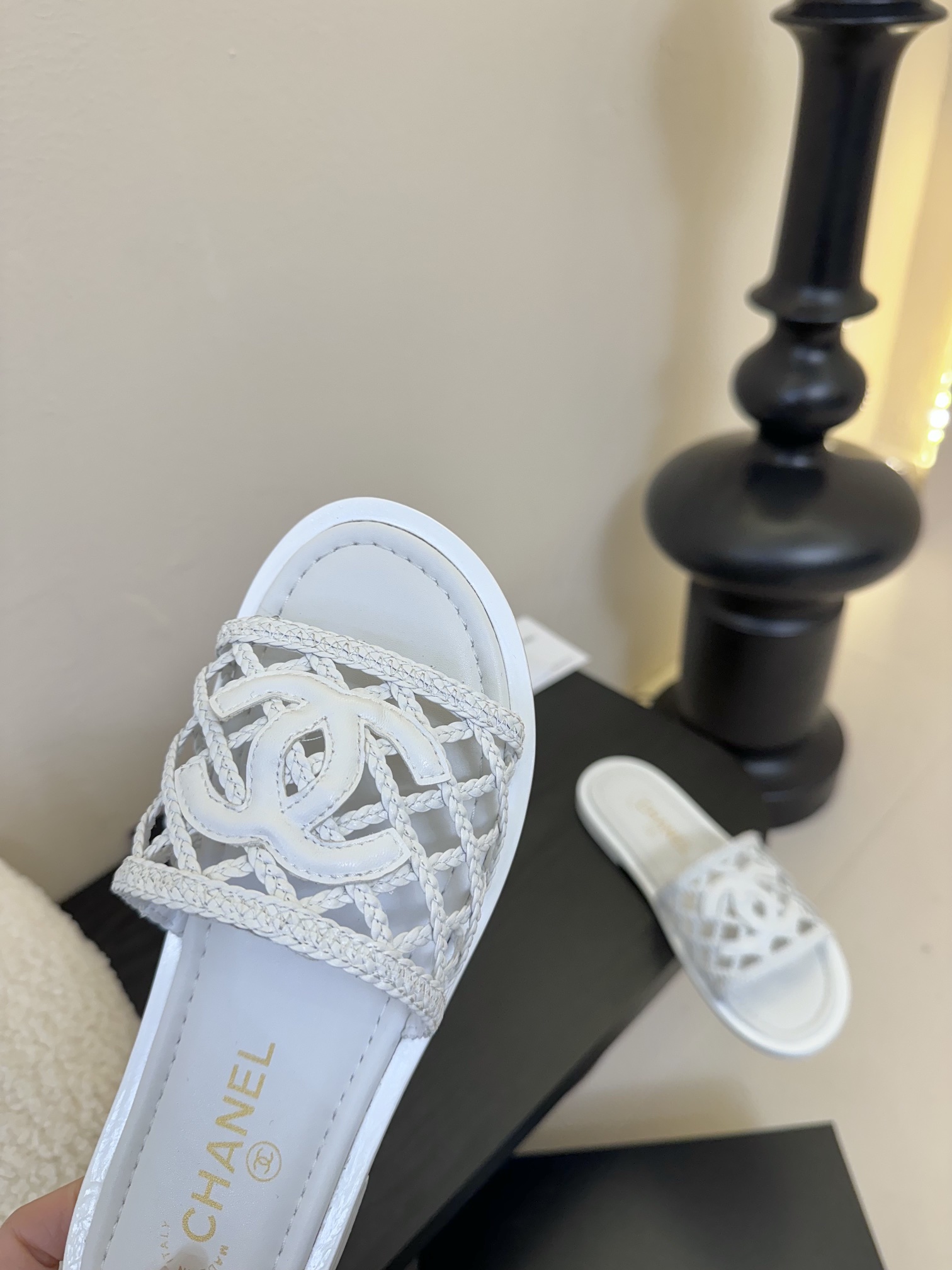 
Chanel 小香 25ss 春夏新品度假 懒人拖鞋

小香的一款全新设计 简约百搭上脚超级美的 怎么