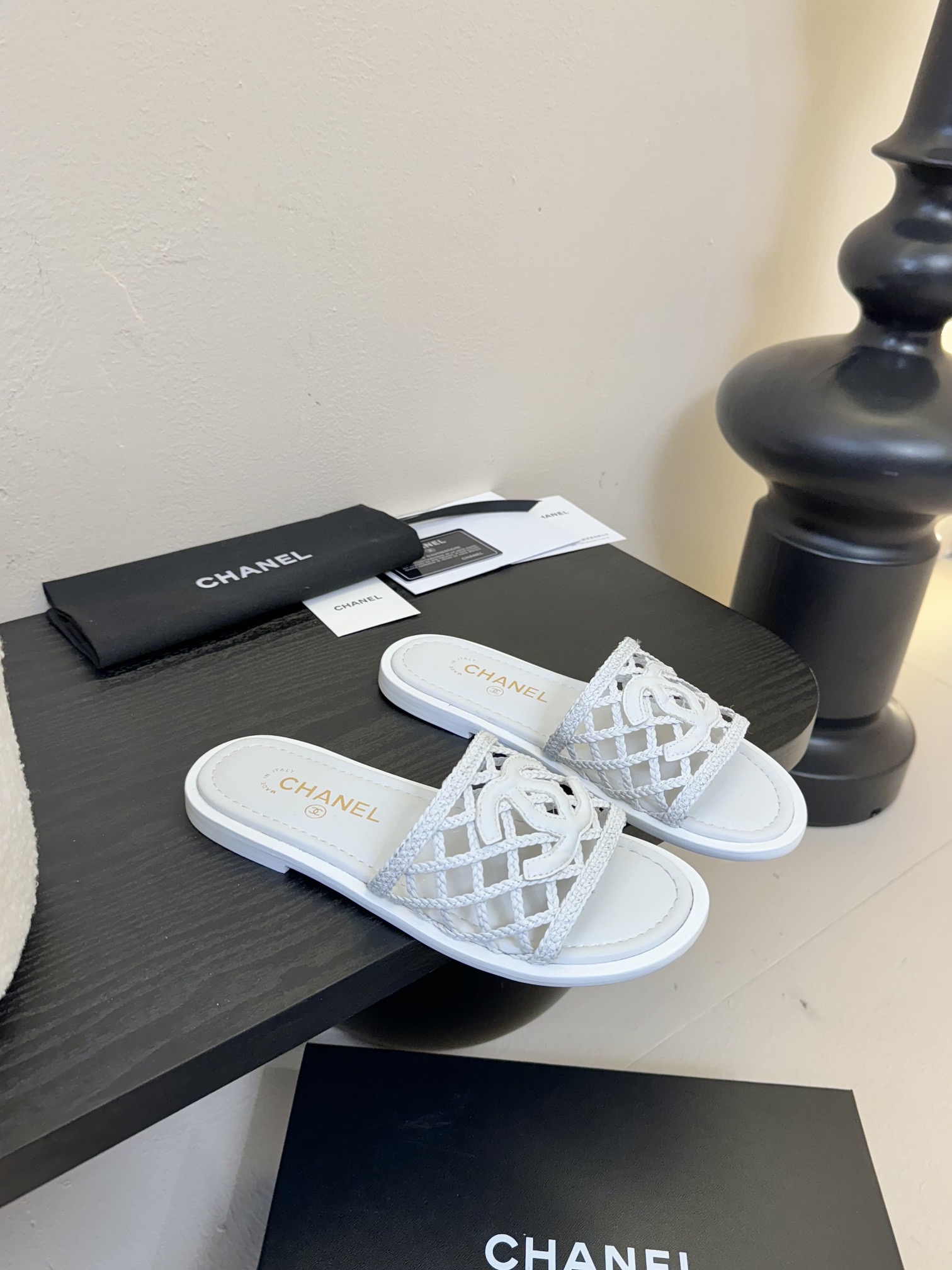 
Chanel 小香 25ss 春夏新品度假 懒人拖鞋

小香的一款全新设计 简约百搭上脚超级美的 怎么