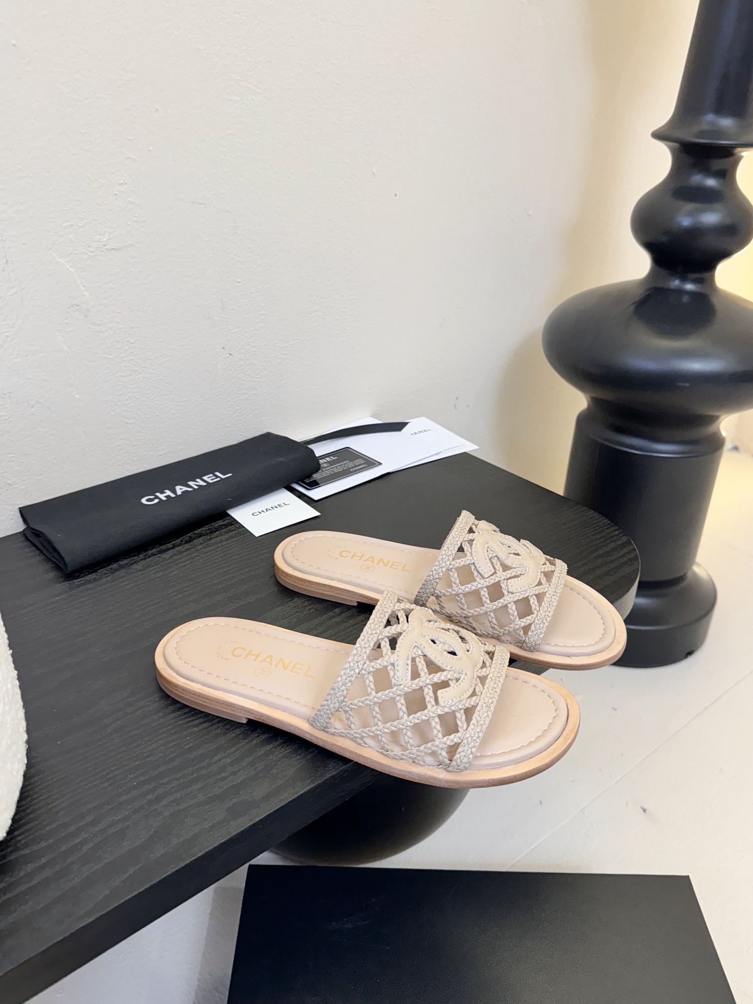 
Chanel 小香 25ss 春夏新品度假 懒人拖鞋

小香的一款全新设计 简约百搭上脚超级美的 怎么