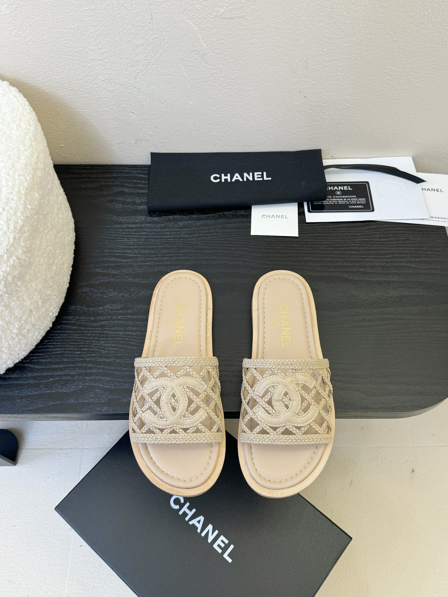 
Chanel 小香 25ss 春夏新品度假 懒人拖鞋

小香的一款全新设计 简约百搭上脚超级美的 怎么