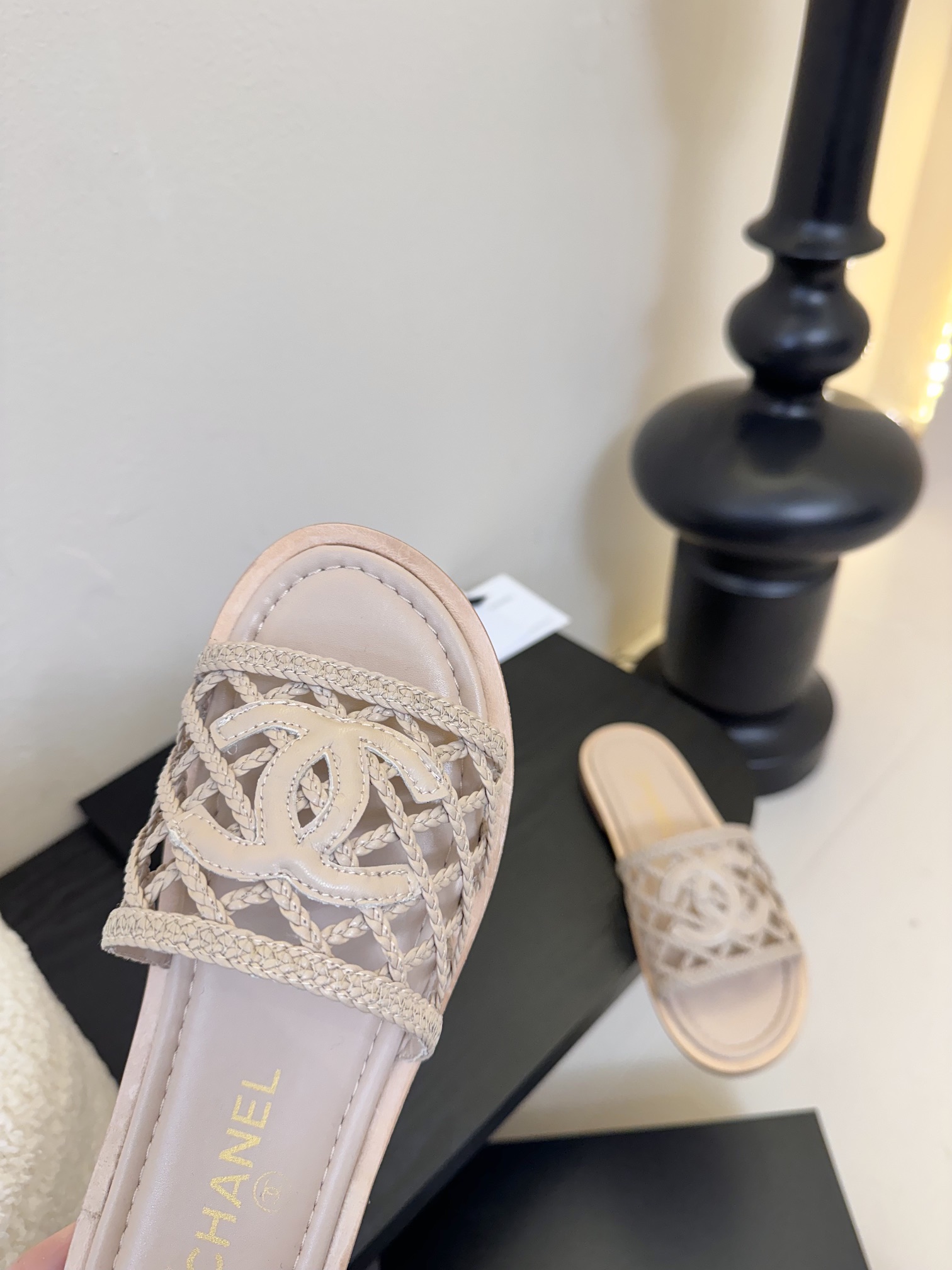 
Chanel 小香 25ss 春夏新品度假 懒人拖鞋

小香的一款全新设计 简约百搭上脚超级美的 怎么