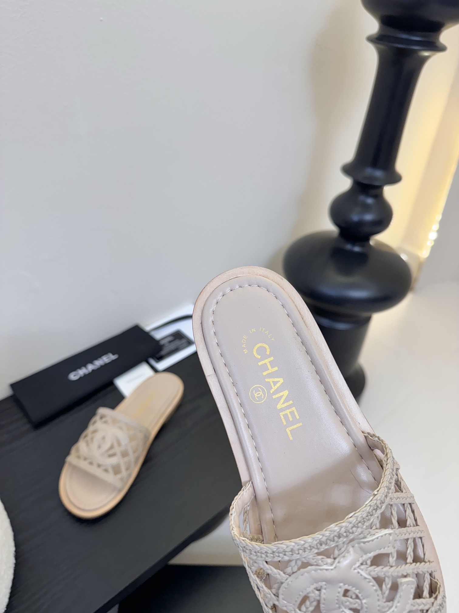 
Chanel 小香 25ss 春夏新品度假 懒人拖鞋

小香的一款全新设计 简约百搭上脚超级美的 怎么