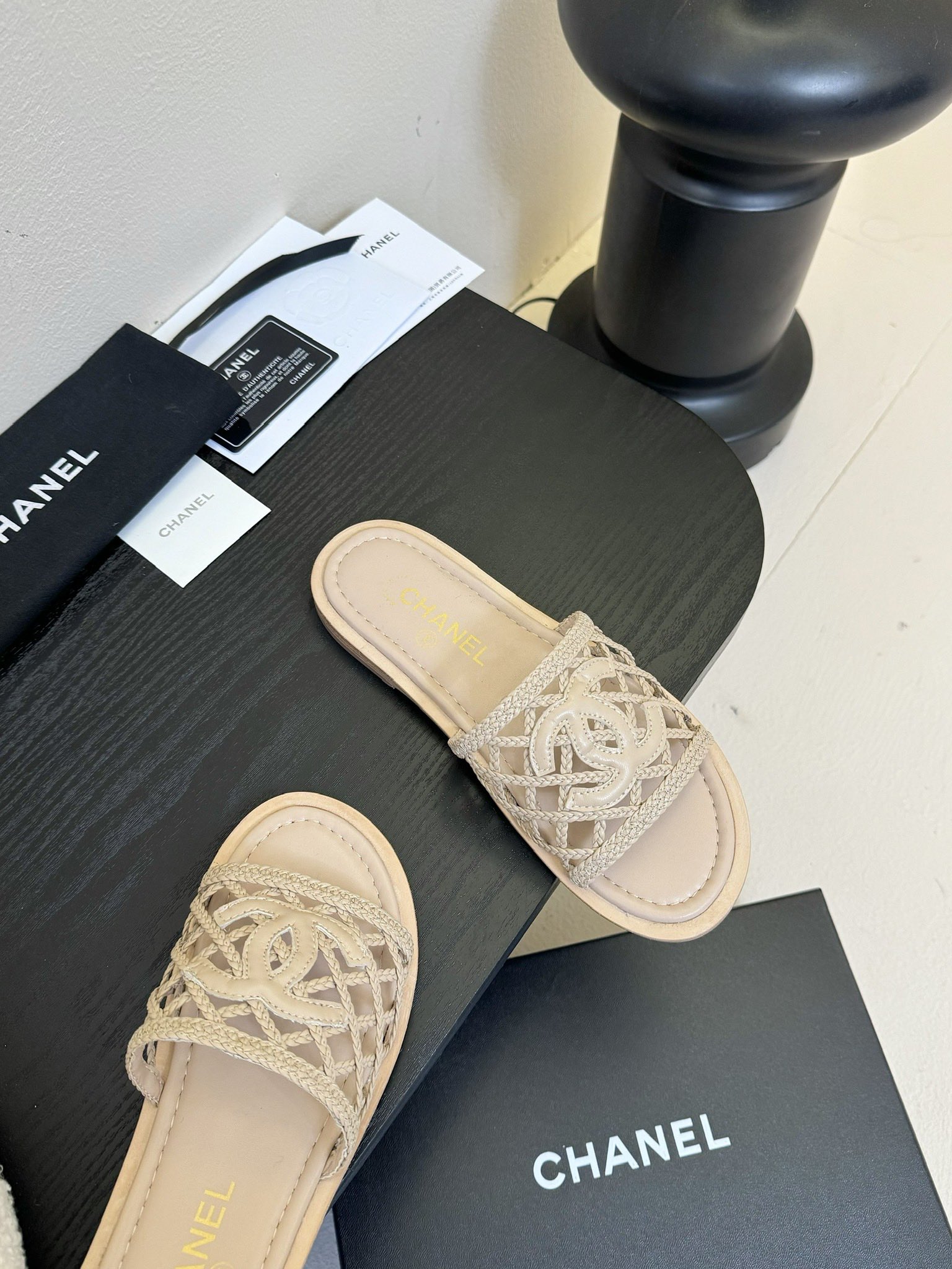 
Chanel 小香 25ss 春夏新品度假 懒人拖鞋

小香的一款全新设计 简约百搭上脚超级美的 怎么