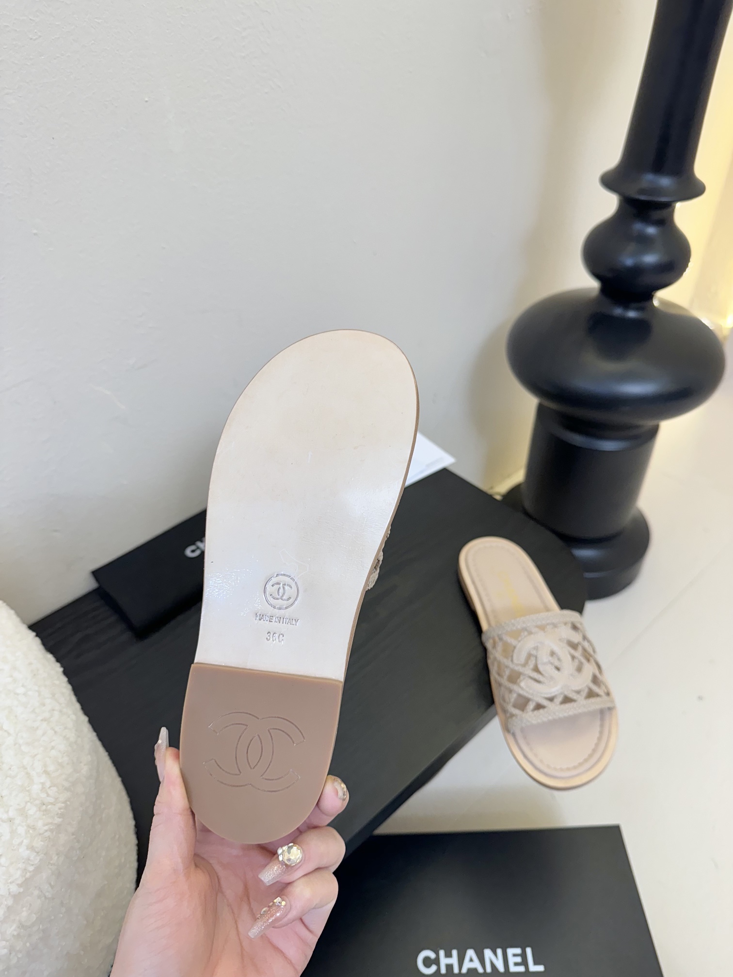 
Chanel 小香 25ss 春夏新品度假 懒人拖鞋

小香的一款全新设计 简约百搭上脚超级美的 怎么