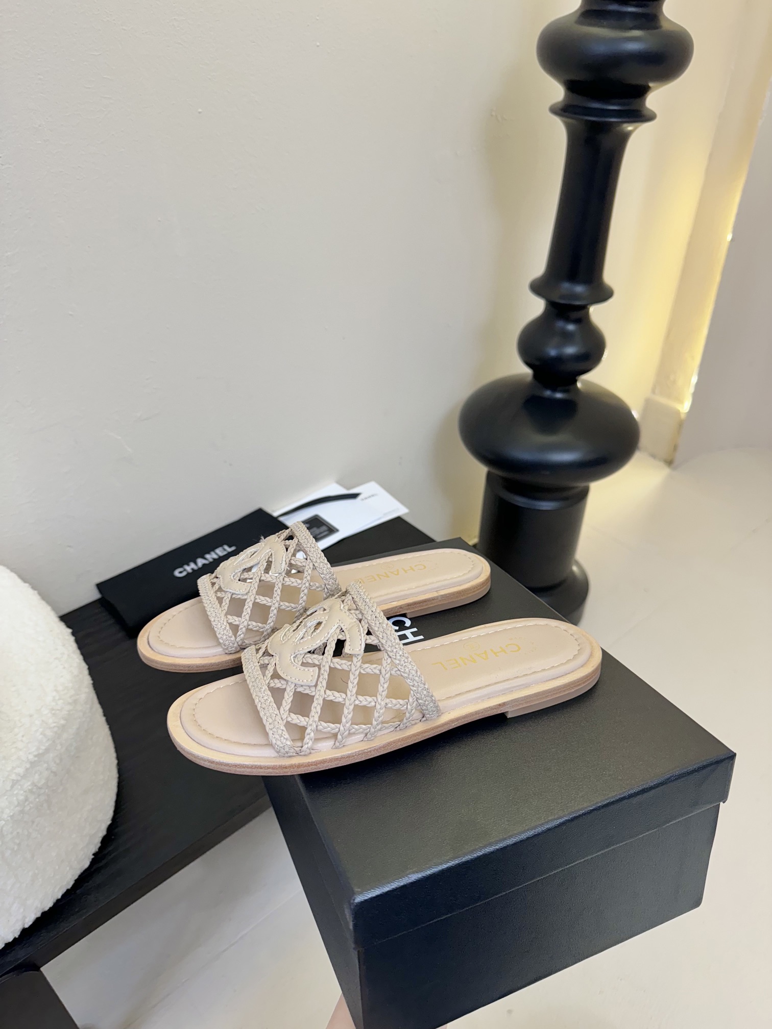 
Chanel 小香 25ss 春夏新品度假 懒人拖鞋

小香的一款全新设计 简约百搭上脚超级美的 怎么