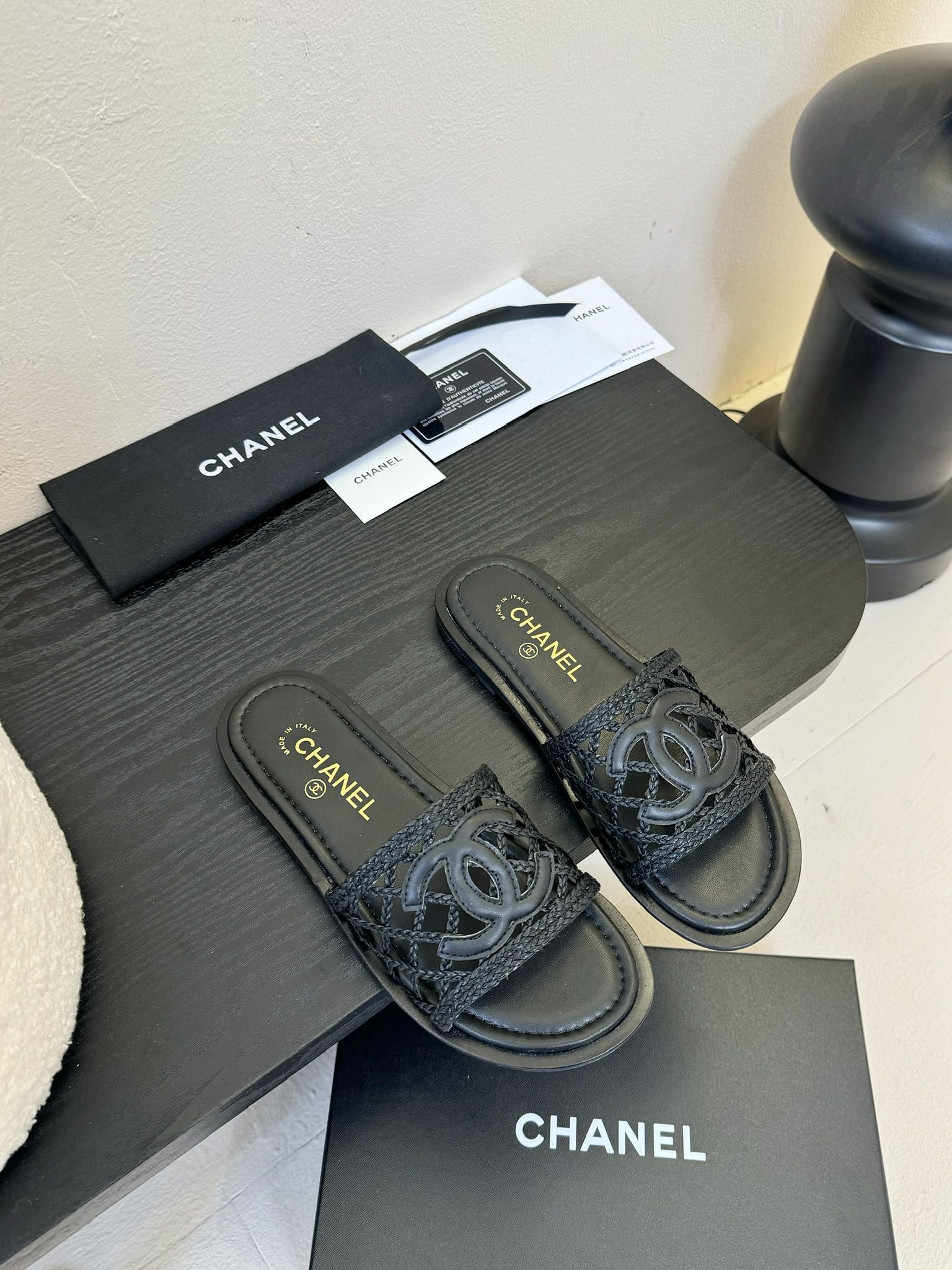 
Chanel 小香 25ss 春夏新品度假 懒人拖鞋

小香的一款全新设计 简约百搭上脚超级美的 怎么