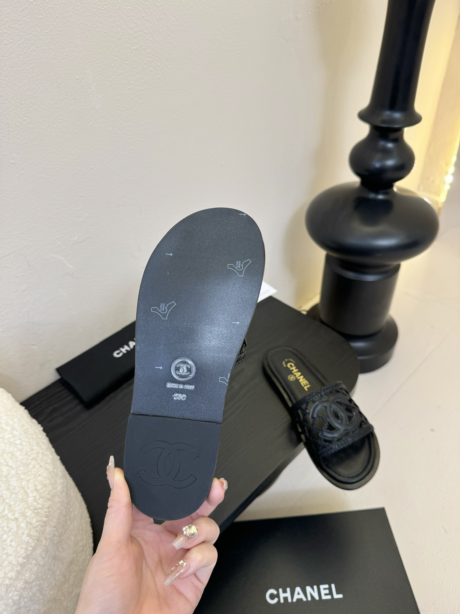 
Chanel 小香 25ss 春夏新品度假 懒人拖鞋

小香的一款全新设计 简约百搭上脚超级美的 怎么