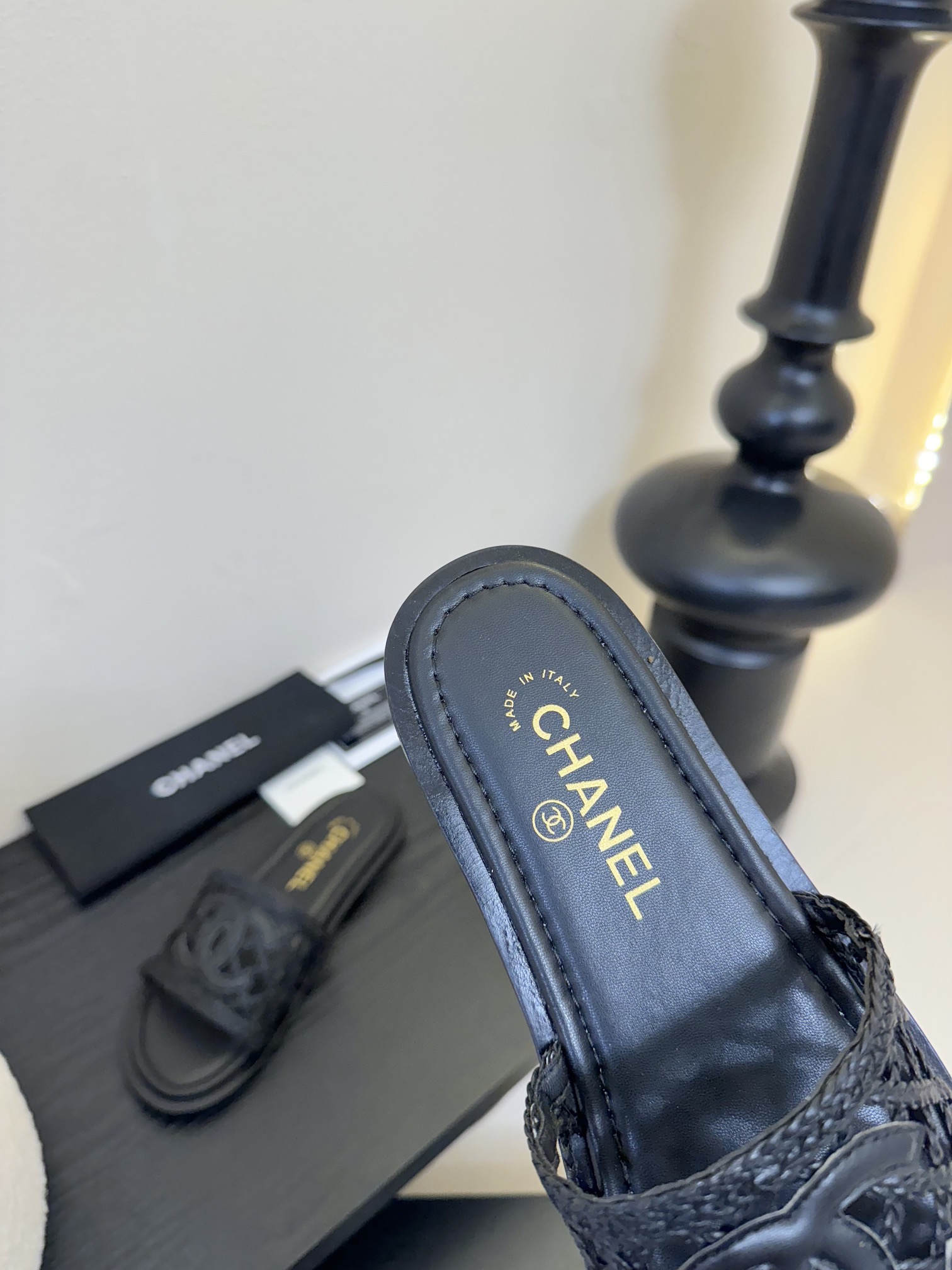 
Chanel 小香 25ss 春夏新品度假 懒人拖鞋

小香的一款全新设计 简约百搭上脚超级美的 怎么