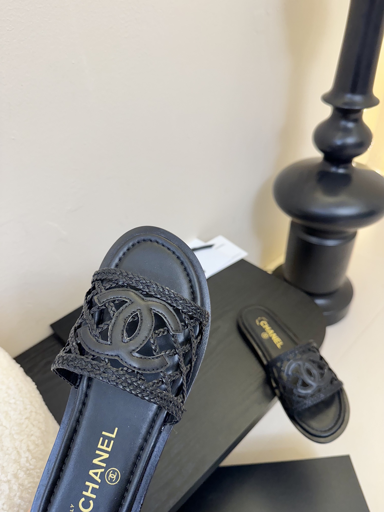 
Chanel 小香 25ss 春夏新品度假 懒人拖鞋

小香的一款全新设计 简约百搭上脚超级美的 怎么