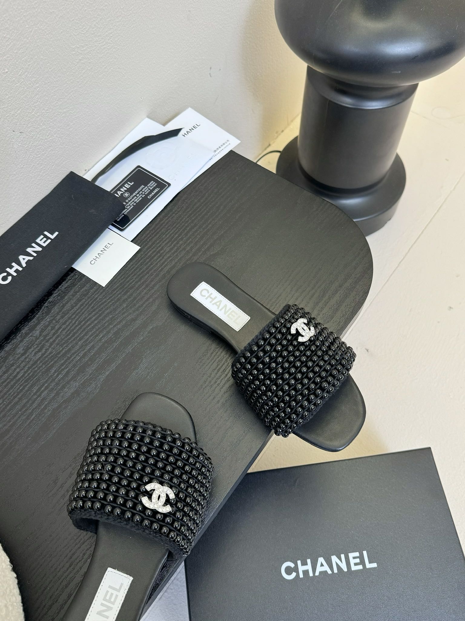 
chanel 25。 new arrival～
小香25春夏珍珠拖鞋新品
手工穿珍珠，笔记耗手工的哈，