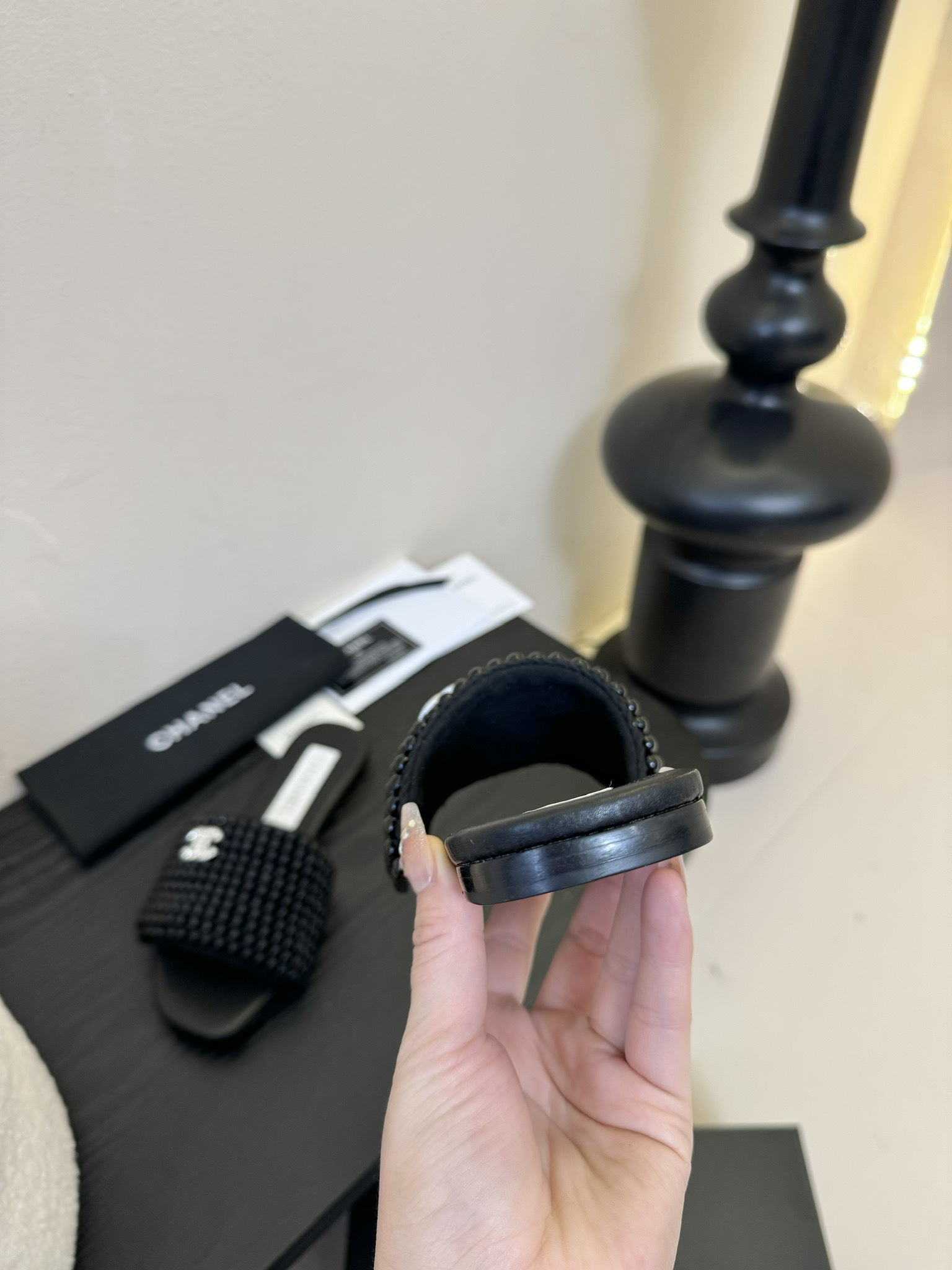 
chanel 25。 new arrival～
小香25春夏珍珠拖鞋新品
手工穿珍珠，笔记耗手工的哈，