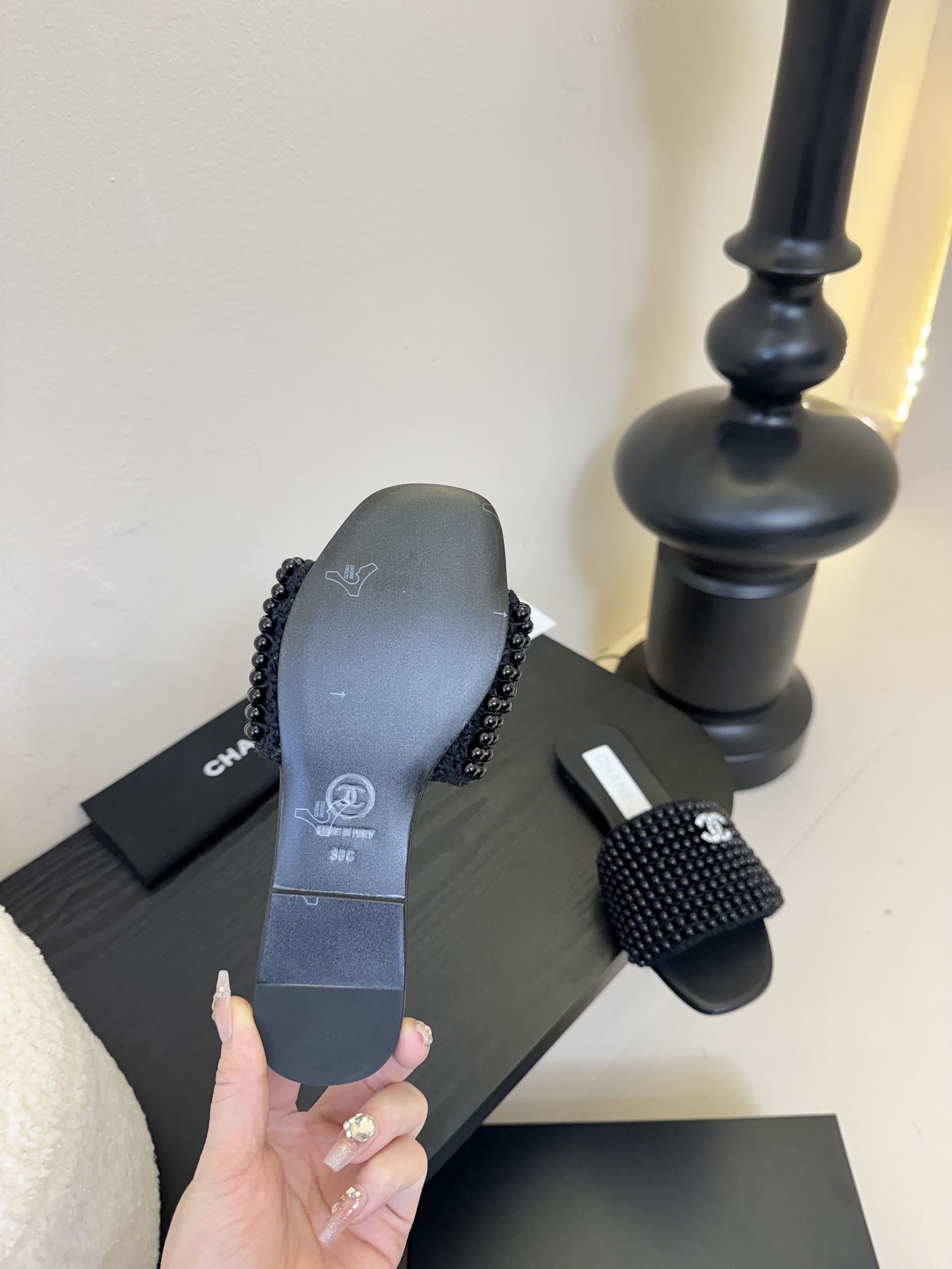 
chanel 25。 new arrival～
小香25春夏珍珠拖鞋新品
手工穿珍珠，笔记耗手工的哈，