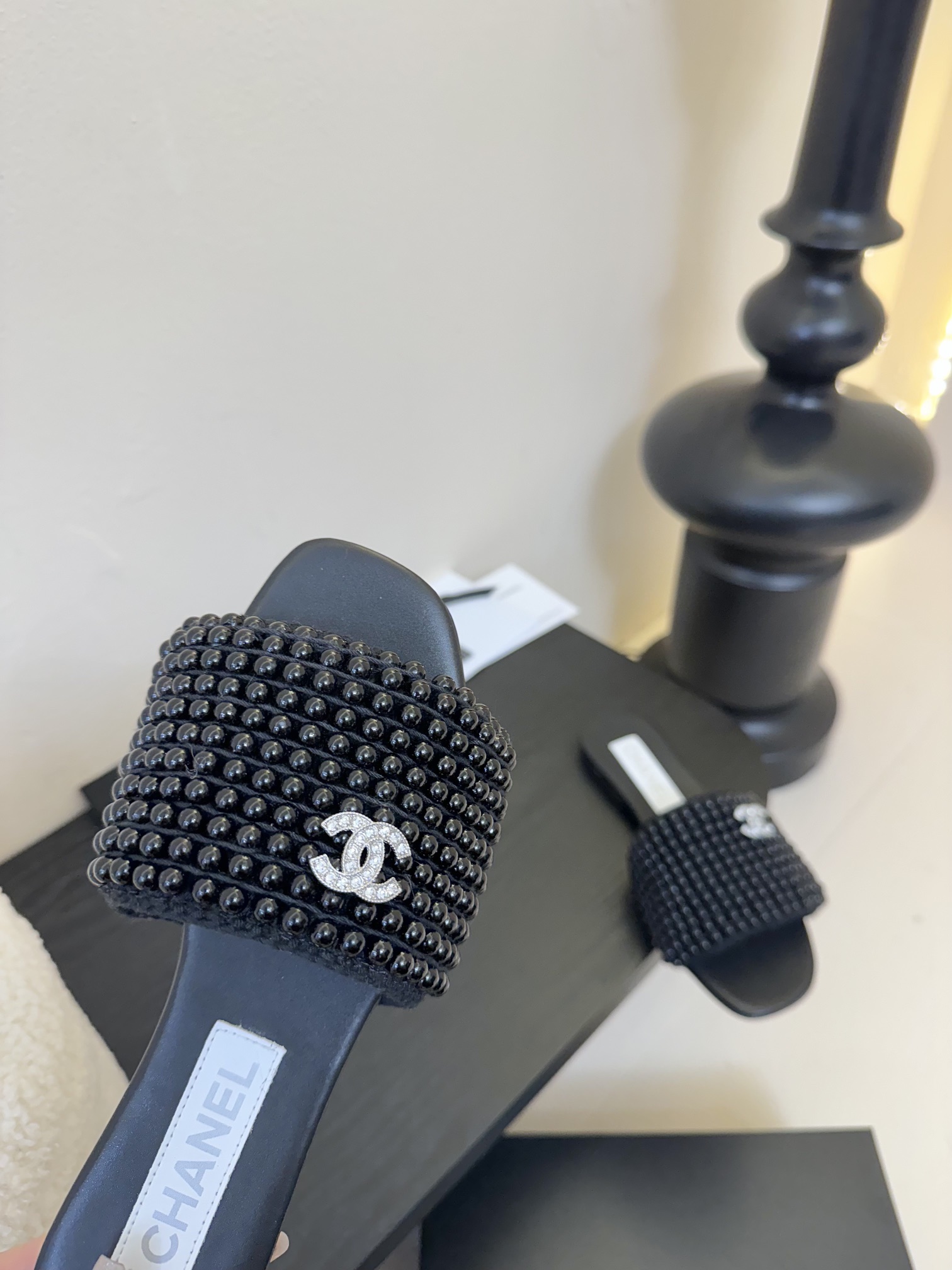 
chanel 25。 new arrival～
小香25春夏珍珠拖鞋新品
手工穿珍珠，笔记耗手工的哈，