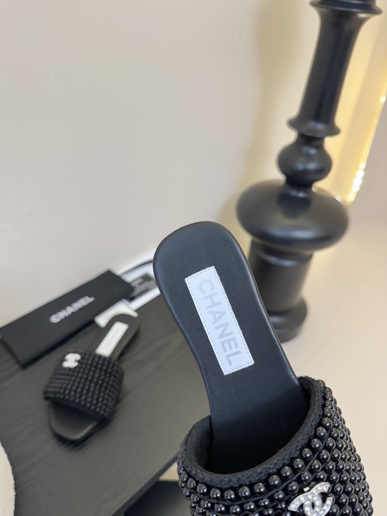 
chanel 25。 new arrival～
小香25春夏珍珠拖鞋新品
手工穿珍珠，笔记耗手工的哈，