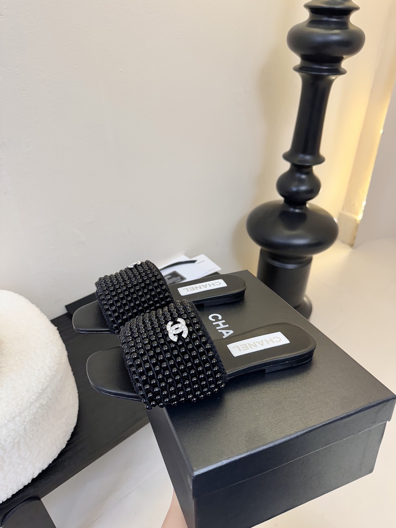 
chanel 25。 new arrival～
小香25春夏珍珠拖鞋新品
手工穿珍珠，笔记耗手工的哈，