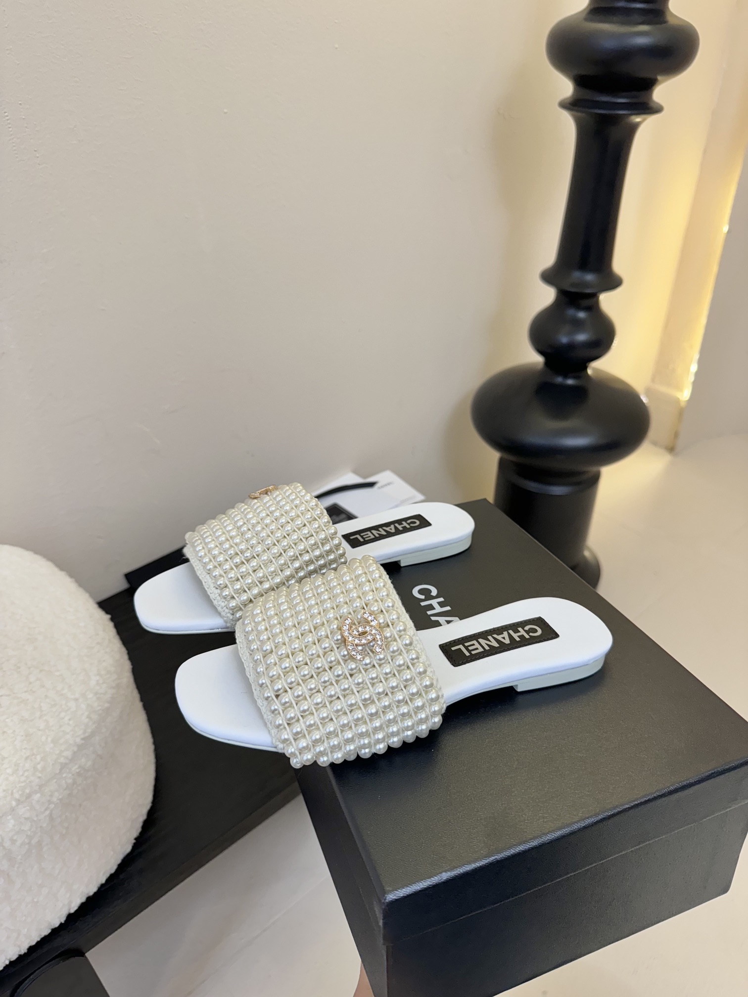 
chanel 25。 new arrival～
小香25春夏珍珠拖鞋新品
手工穿珍珠，笔记耗手工的哈，