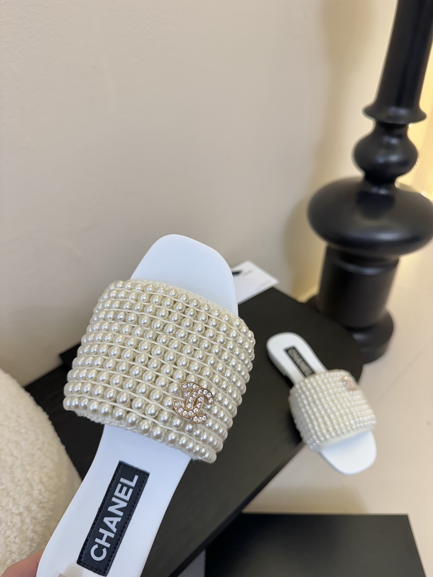 
chanel 25。 new arrival～
小香25春夏珍珠拖鞋新品
手工穿珍珠，笔记耗手工的哈，
