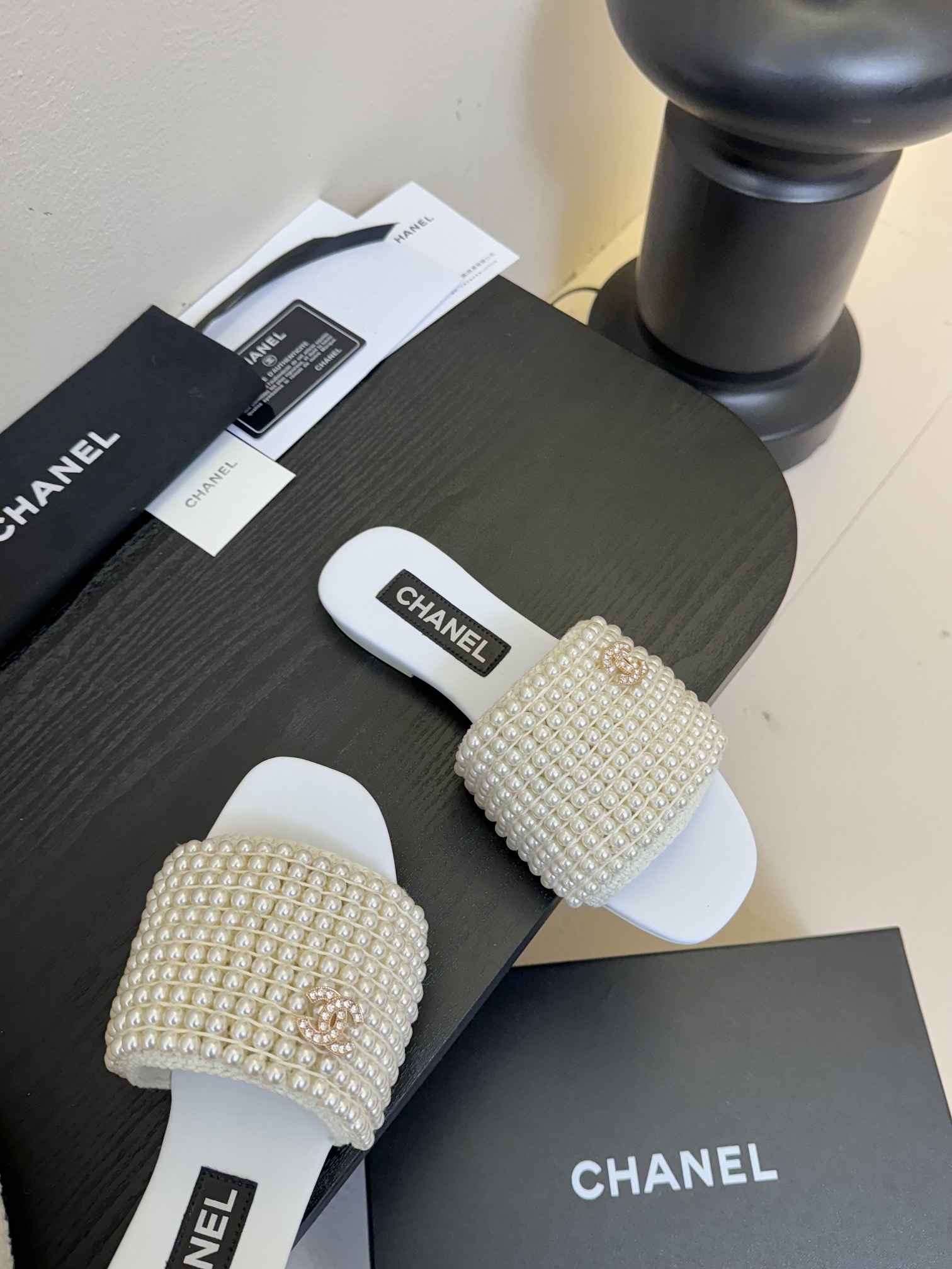 
chanel 25。 new arrival～
小香25春夏珍珠拖鞋新品
手工穿珍珠，笔记耗手工的哈，