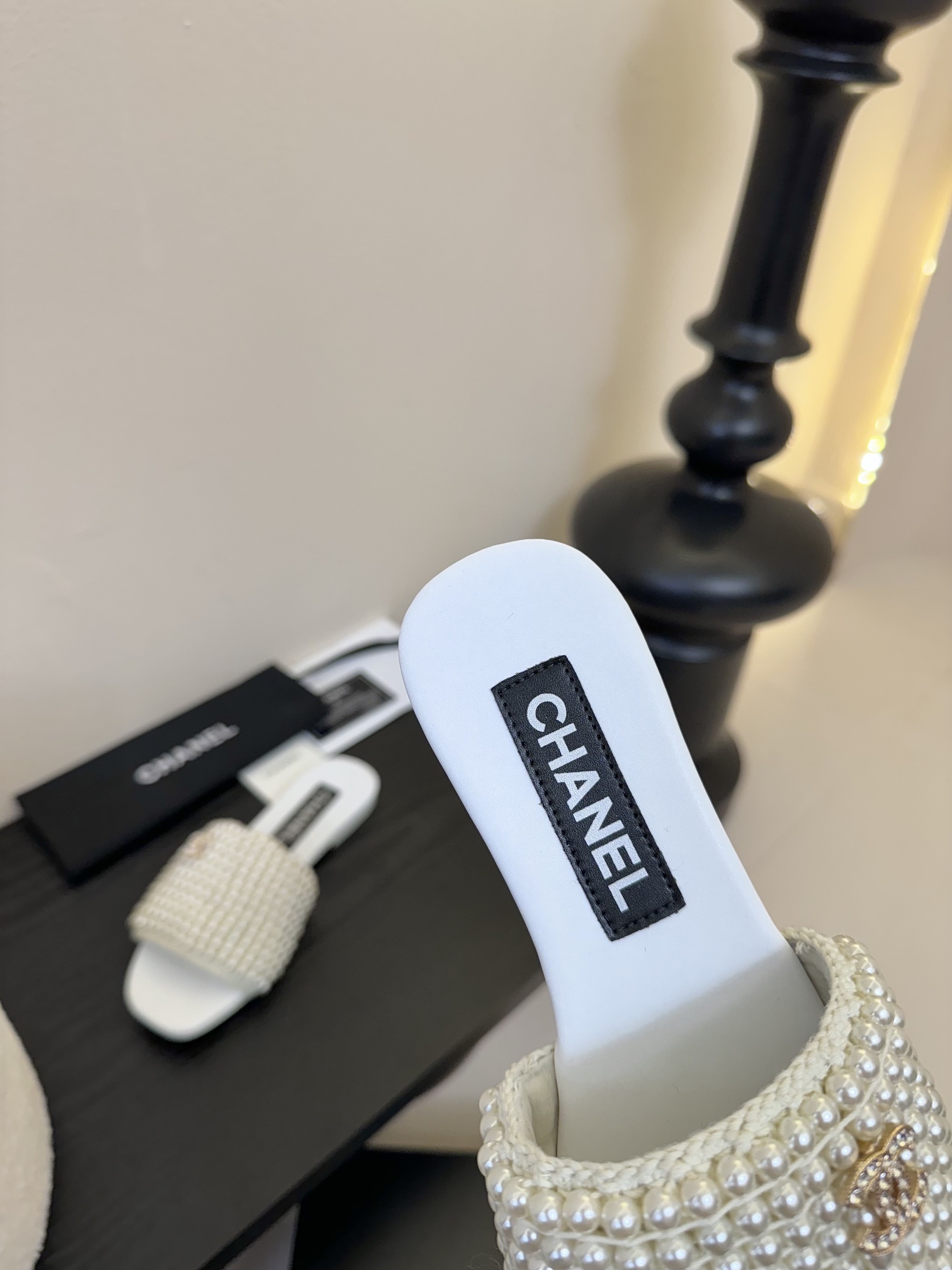 
chanel 25。 new arrival～
小香25春夏珍珠拖鞋新品
手工穿珍珠，笔记耗手工的哈，