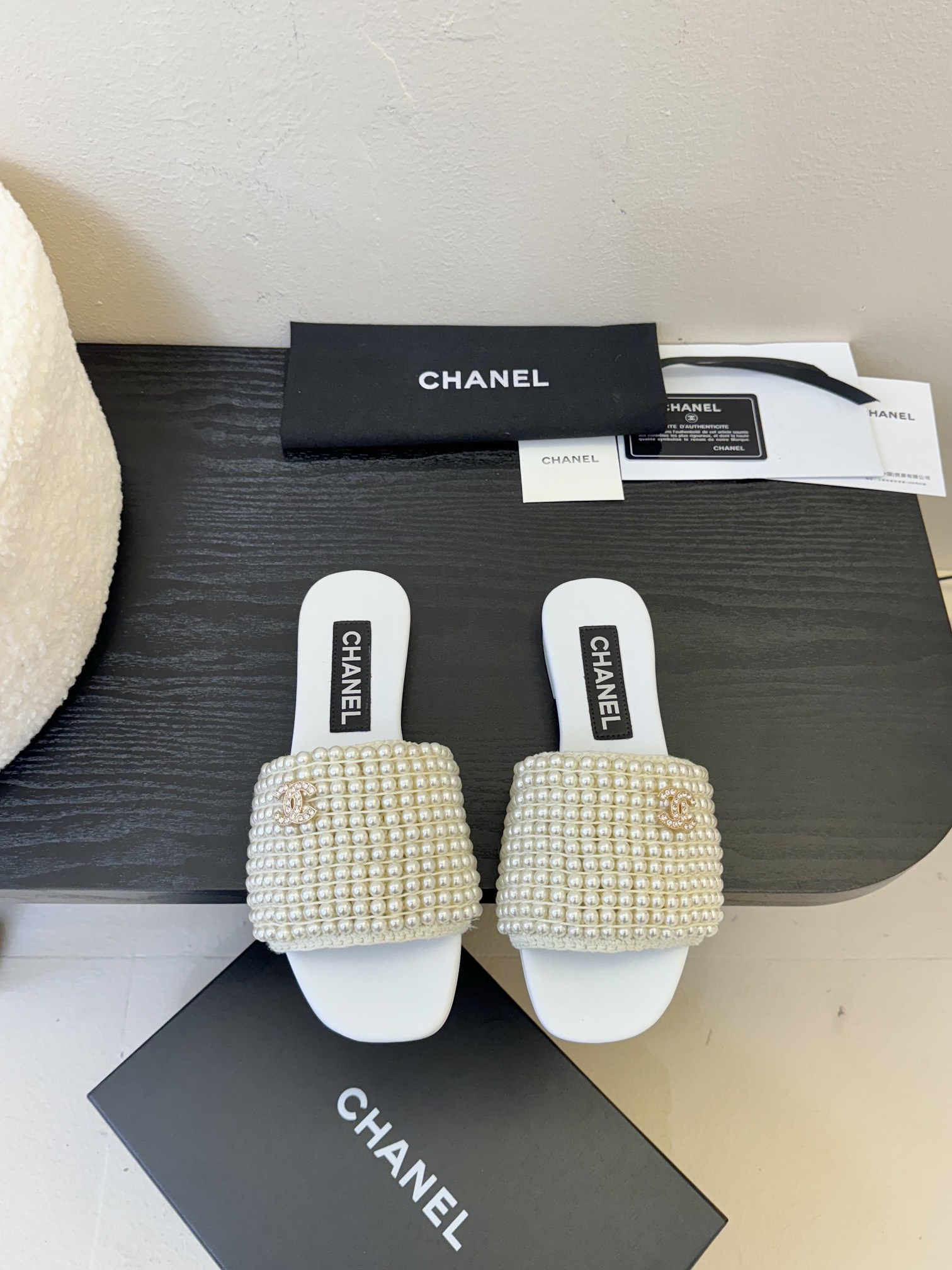 
chanel 25。 new arrival～
小香25春夏珍珠拖鞋新品
手工穿珍珠，笔记耗手工的哈，