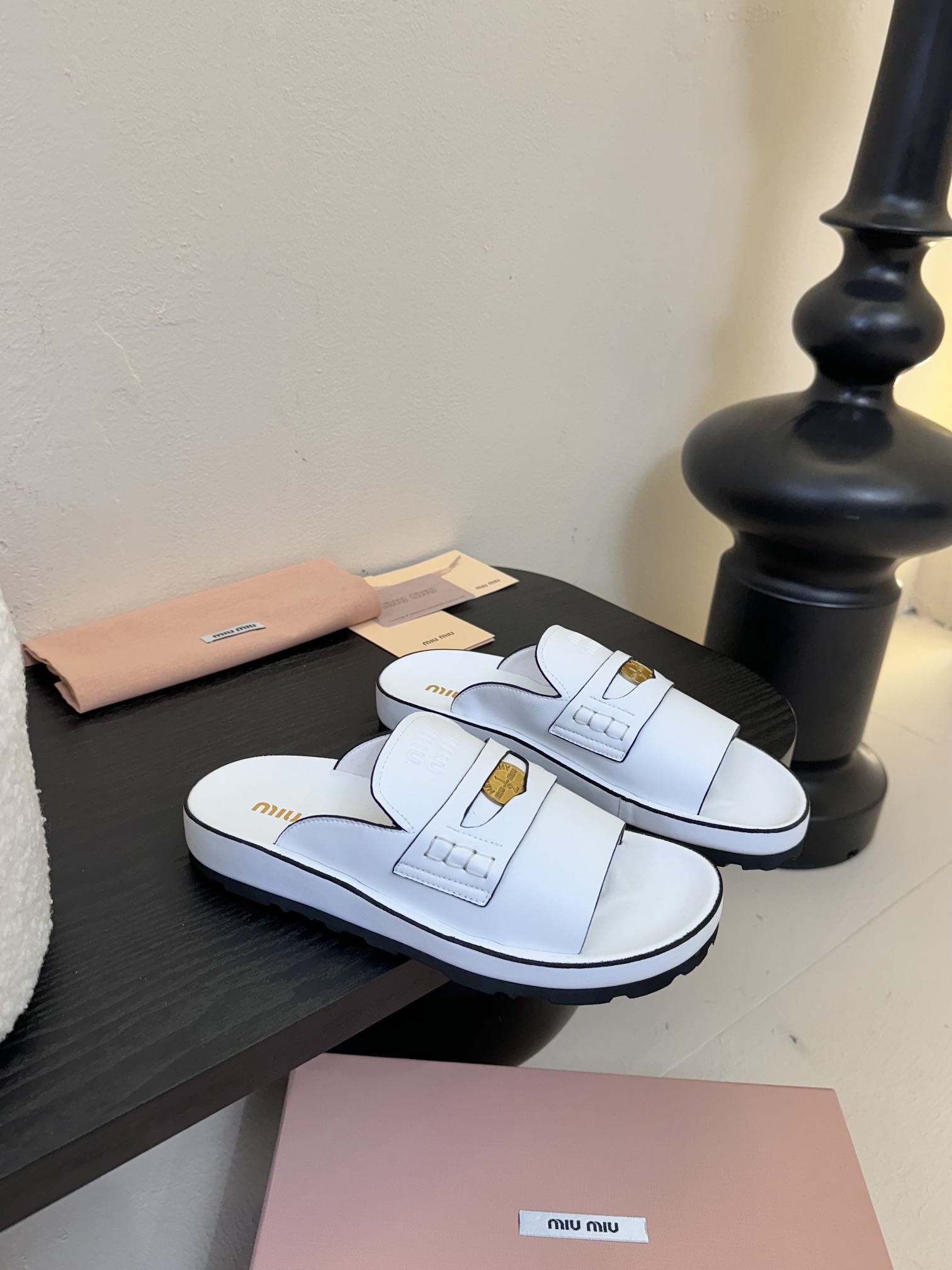 
𝑀𝑖𝑢𝑀𝑖×𝐵𝑎𝑙𝑎𝑛𝑐缪 缪 新款拖鞋系列上新
★★★★★ 舒适度与时髦度并存的开挂全新系列，设计搭