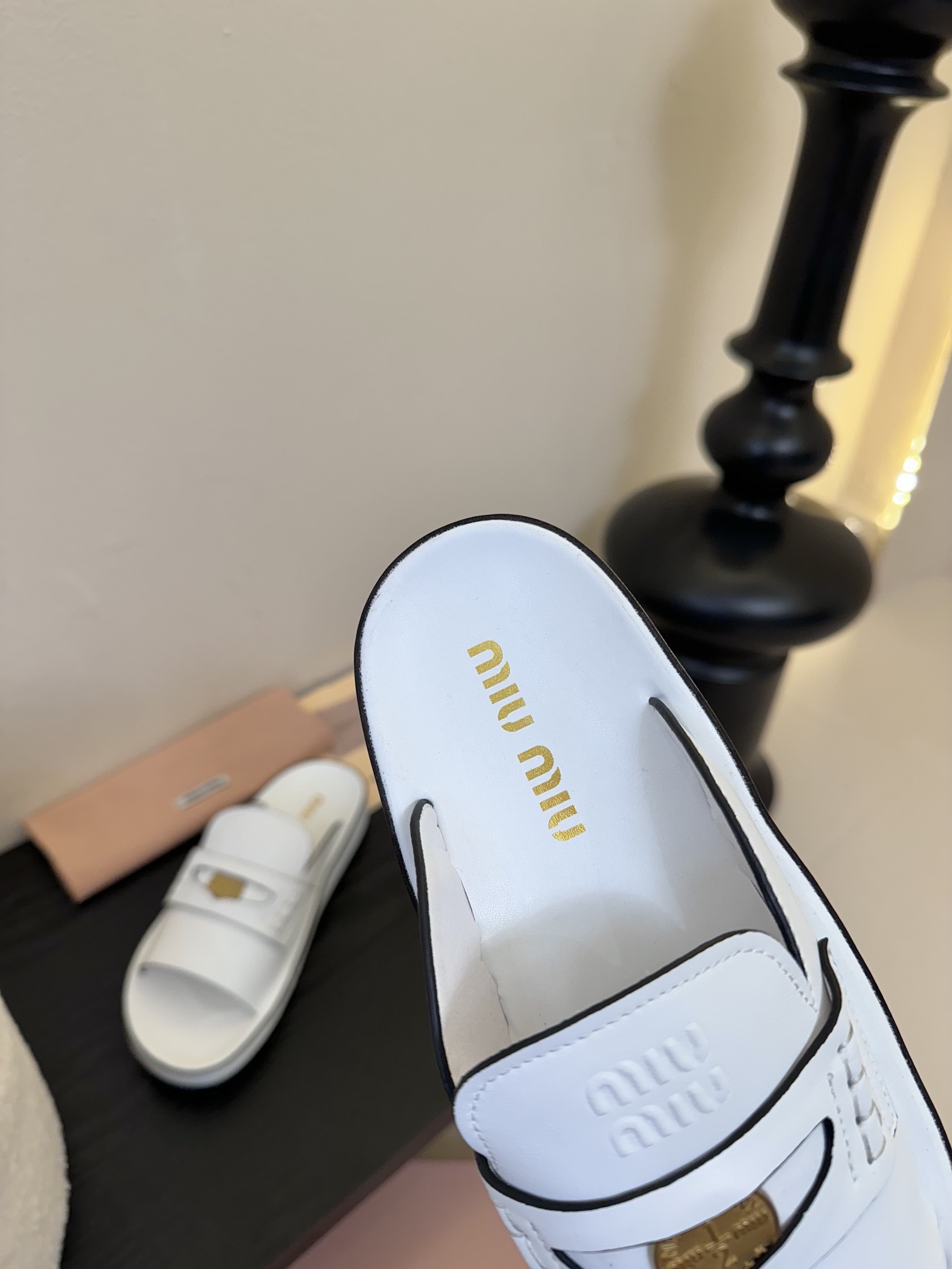 
𝑀𝑖𝑢𝑀𝑖×𝐵𝑎𝑙𝑎𝑛𝑐缪 缪 新款拖鞋系列上新
★★★★★ 舒适度与时髦度并存的开挂全新系列，设计搭