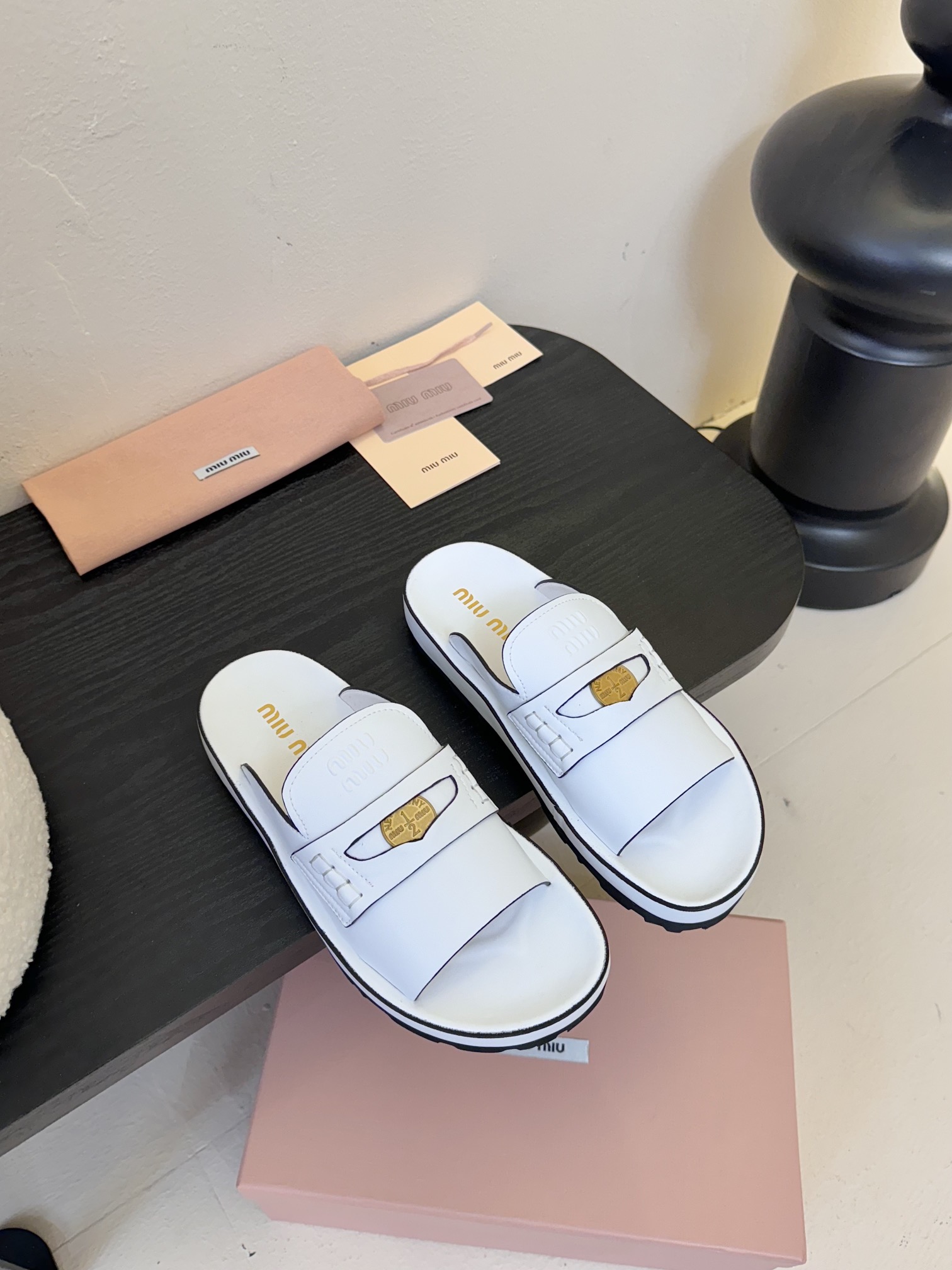 
𝑀𝑖𝑢𝑀𝑖×𝐵𝑎𝑙𝑎𝑛𝑐缪 缪 新款拖鞋系列上新
★★★★★ 舒适度与时髦度并存的开挂全新系列，设计搭