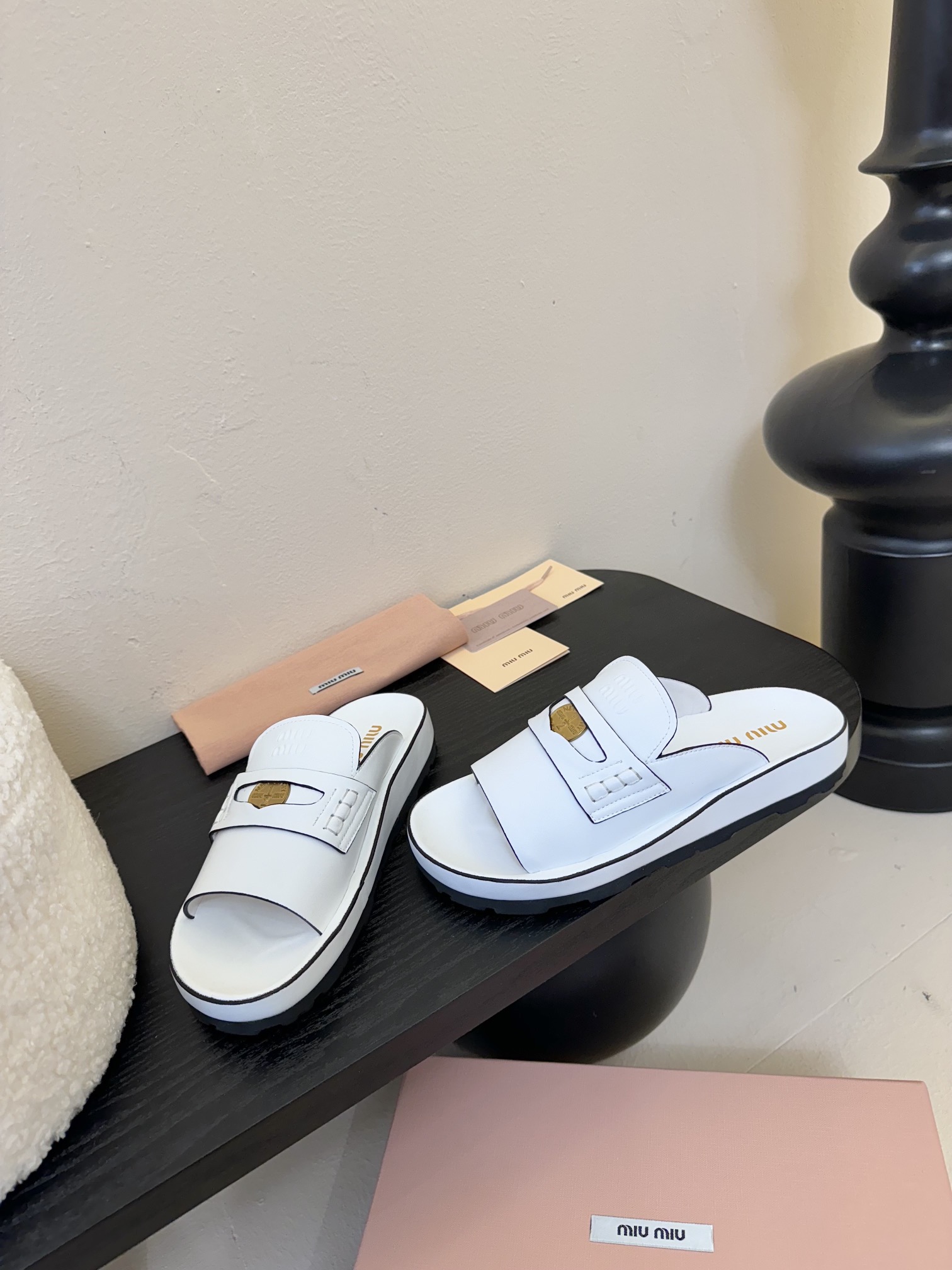 
𝑀𝑖𝑢𝑀𝑖×𝐵𝑎𝑙𝑎𝑛𝑐缪 缪 新款拖鞋系列上新
★★★★★ 舒适度与时髦度并存的开挂全新系列，设计搭