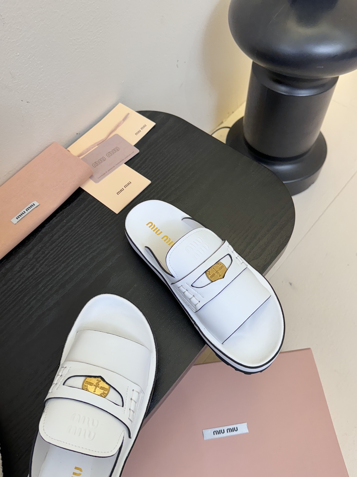 
𝑀𝑖𝑢𝑀𝑖×𝐵𝑎𝑙𝑎𝑛𝑐缪 缪 新款拖鞋系列上新
★★★★★ 舒适度与时髦度并存的开挂全新系列，设计搭