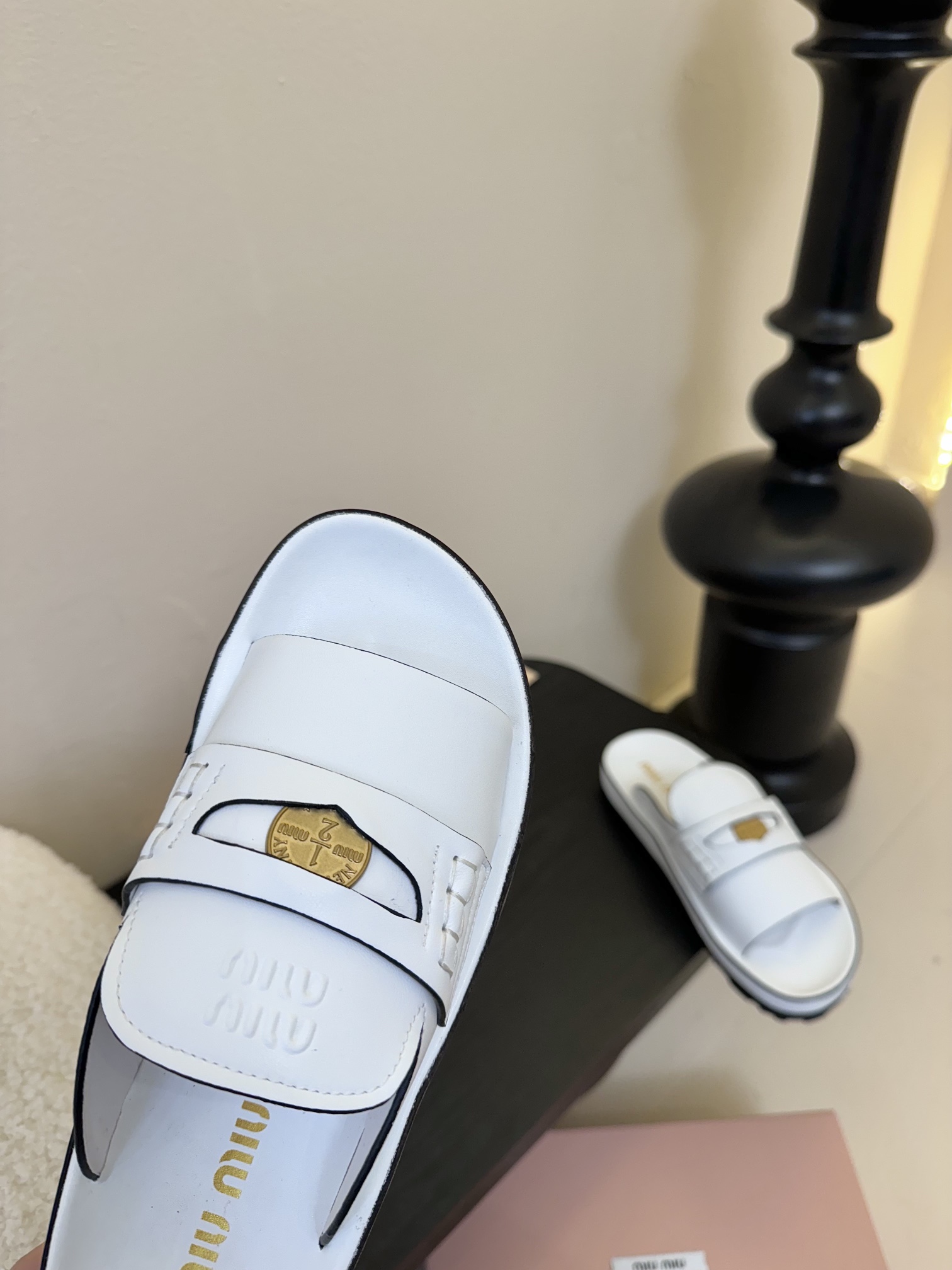 
𝑀𝑖𝑢𝑀𝑖×𝐵𝑎𝑙𝑎𝑛𝑐缪 缪 新款拖鞋系列上新
★★★★★ 舒适度与时髦度并存的开挂全新系列，设计搭