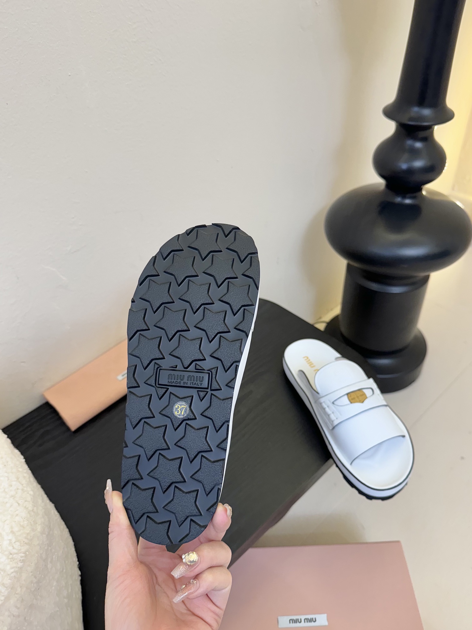 
𝑀𝑖𝑢𝑀𝑖×𝐵𝑎𝑙𝑎𝑛𝑐缪 缪 新款拖鞋系列上新
★★★★★ 舒适度与时髦度并存的开挂全新系列，设计搭