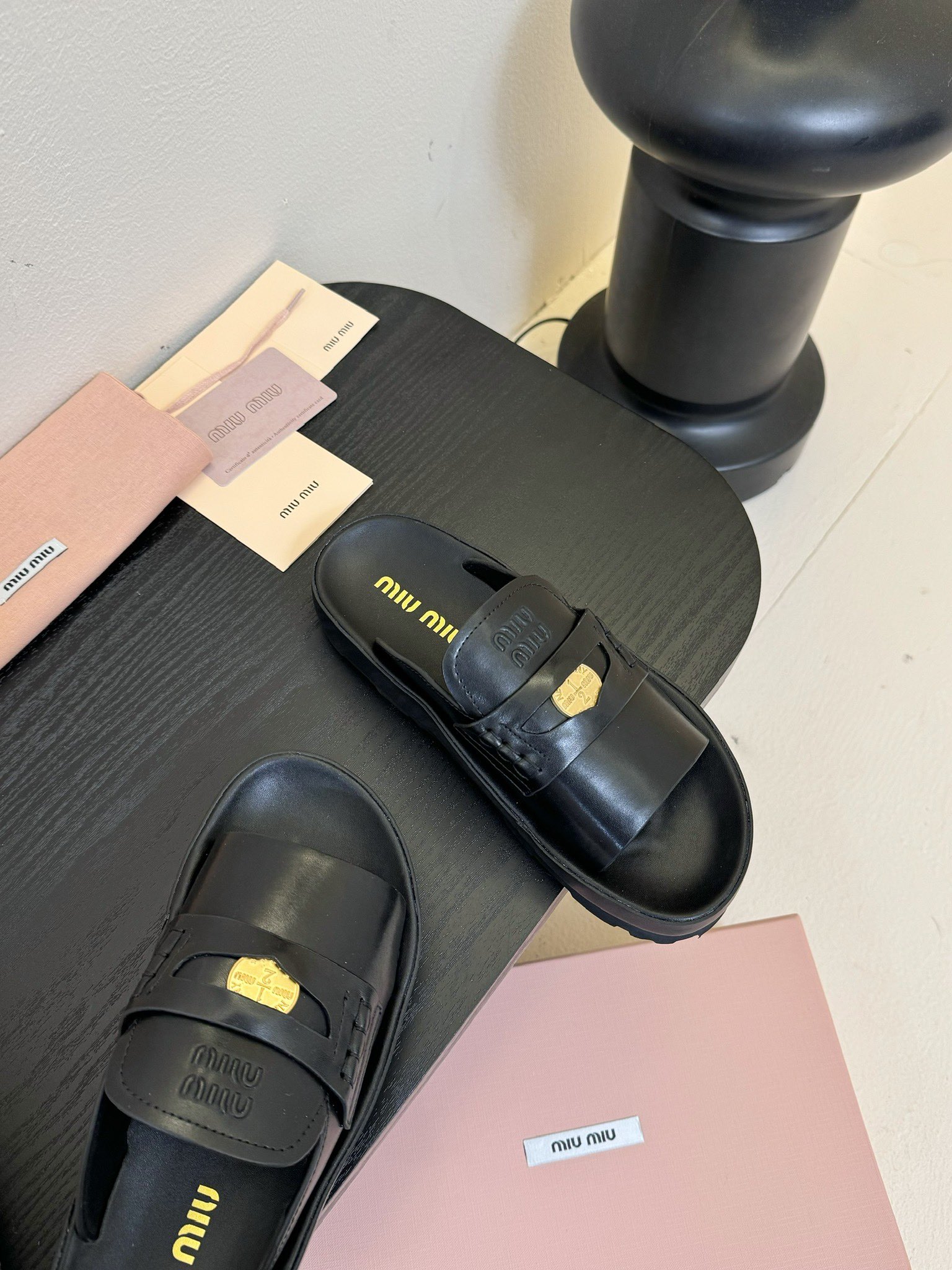 
𝑀𝑖𝑢𝑀𝑖×𝐵𝑎𝑙𝑎𝑛𝑐缪 缪 新款拖鞋系列上新
★★★★★ 舒适度与时髦度并存的开挂全新系列，设计搭