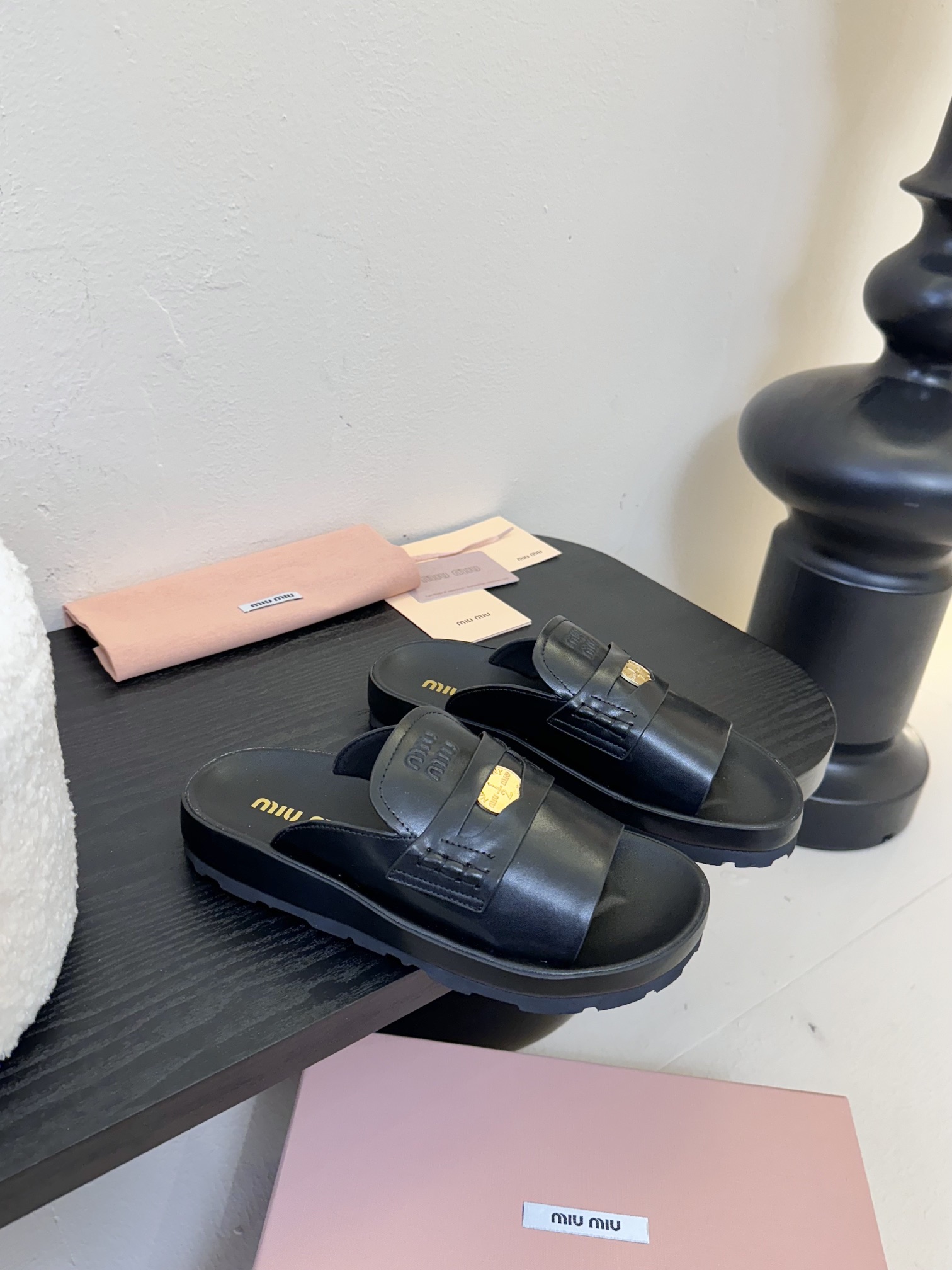 
𝑀𝑖𝑢𝑀𝑖×𝐵𝑎𝑙𝑎𝑛𝑐缪 缪 新款拖鞋系列上新
★★★★★ 舒适度与时髦度并存的开挂全新系列，设计搭