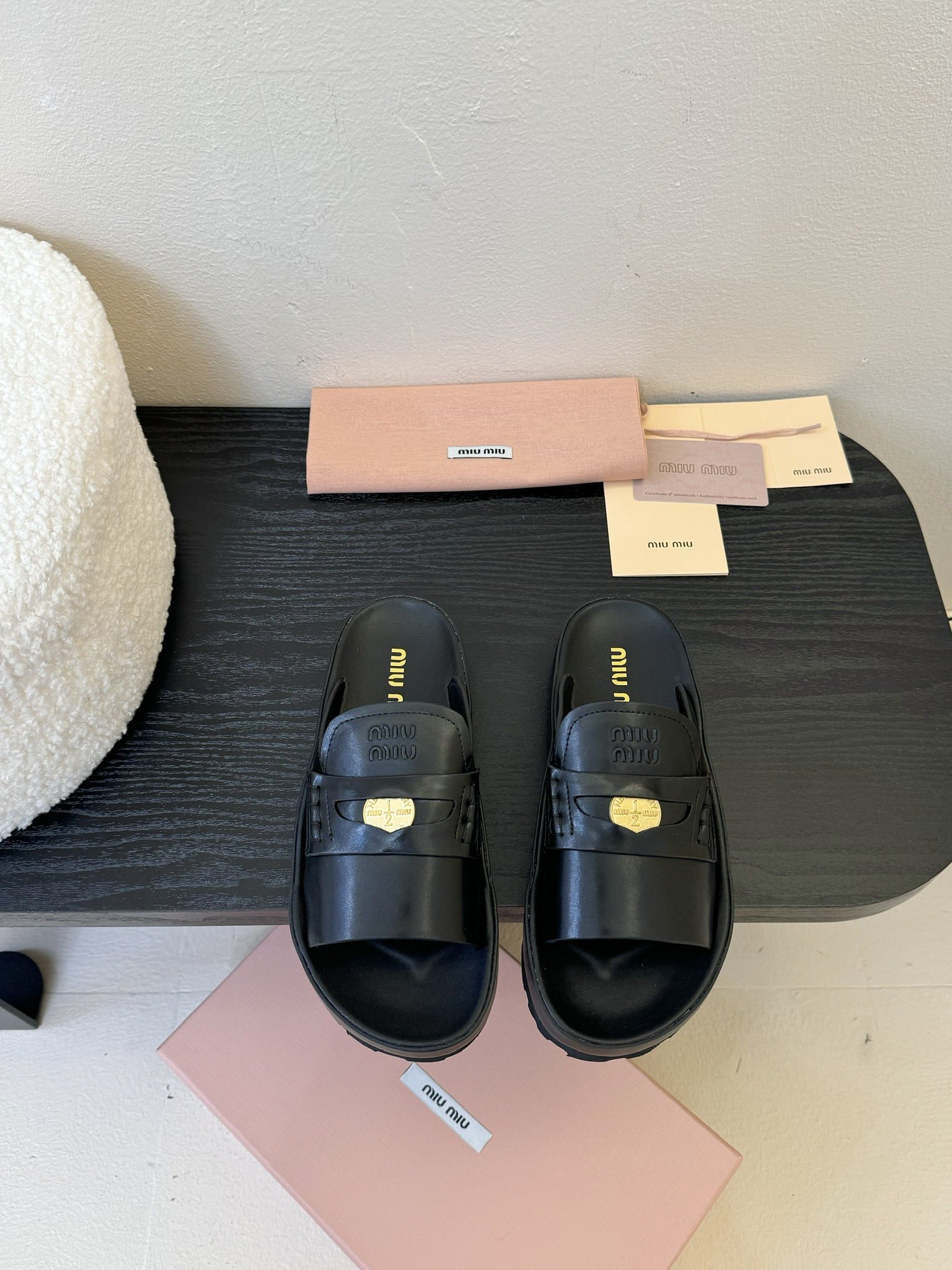 
𝑀𝑖𝑢𝑀𝑖×𝐵𝑎𝑙𝑎𝑛𝑐缪 缪 新款拖鞋系列上新
★★★★★ 舒适度与时髦度并存的开挂全新系列，设计搭
