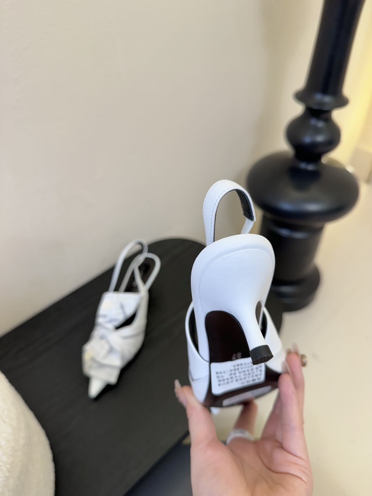 Balenciaga
西服衬衫衣袖反皱折叠蝴蝶结,
超级温柔色彩,各路名星种草己久的款式,真任一美女穿