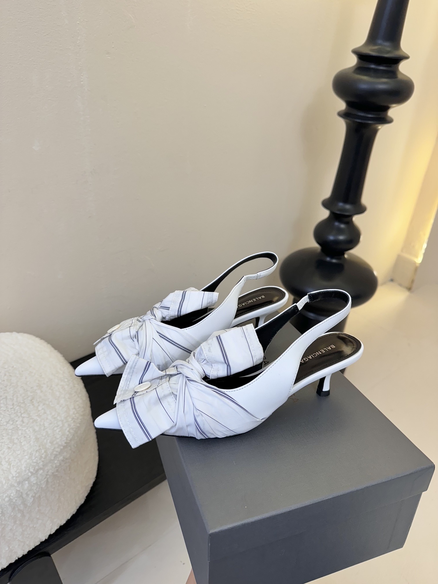 Balenciaga
西服衬衫衣袖反皱折叠蝴蝶结,
超级温柔色彩,各路名星种草己久的款式,真任一美女穿