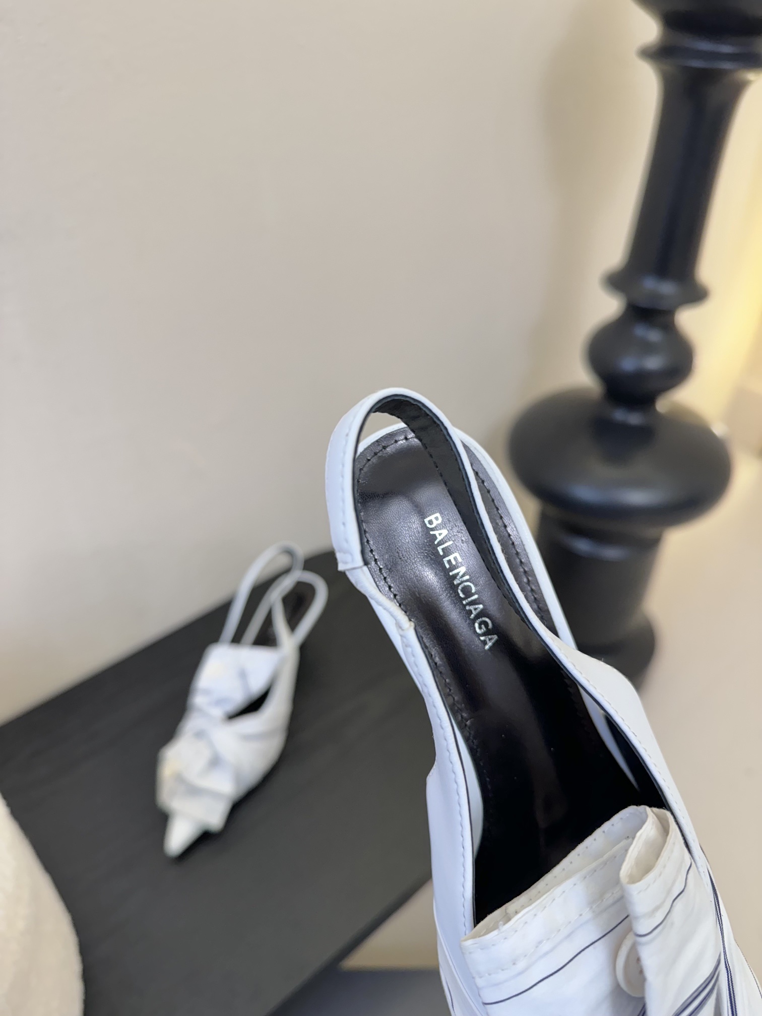 Balenciaga
西服衬衫衣袖反皱折叠蝴蝶结,
超级温柔色彩,各路名星种草己久的款式,真任一美女穿