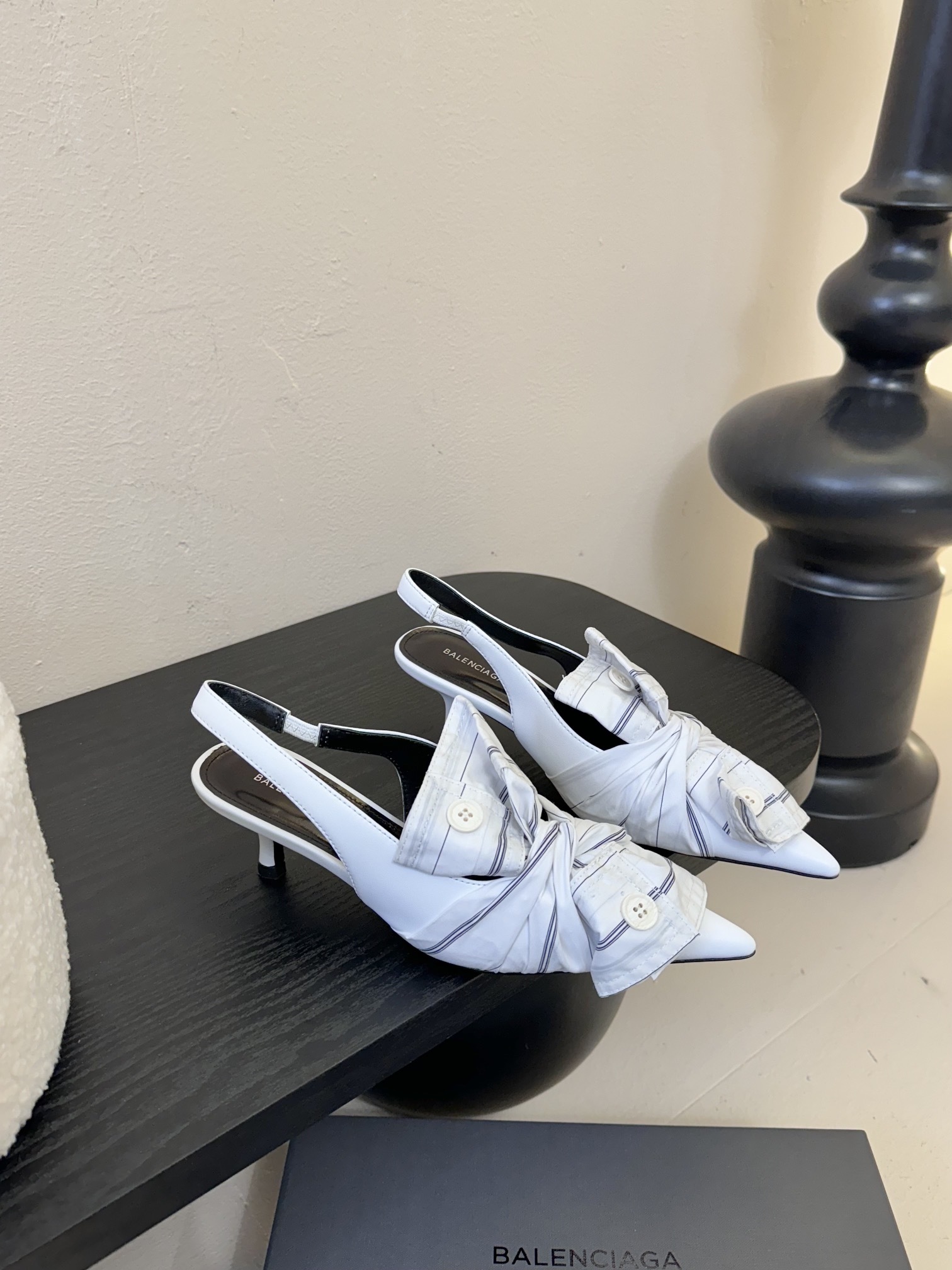 Balenciaga
西服衬衫衣袖反皱折叠蝴蝶结,
超级温柔色彩,各路名星种草己久的款式,真任一美女穿