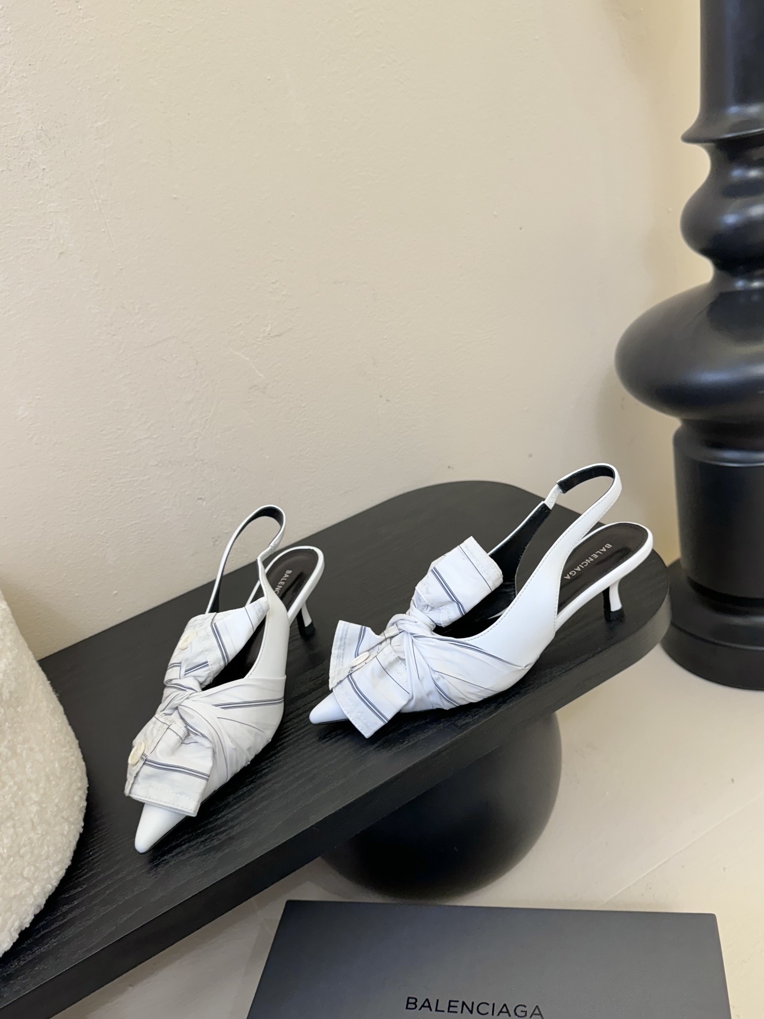 Balenciaga
西服衬衫衣袖反皱折叠蝴蝶结,
超级温柔色彩,各路名星种草己久的款式,真任一美女穿