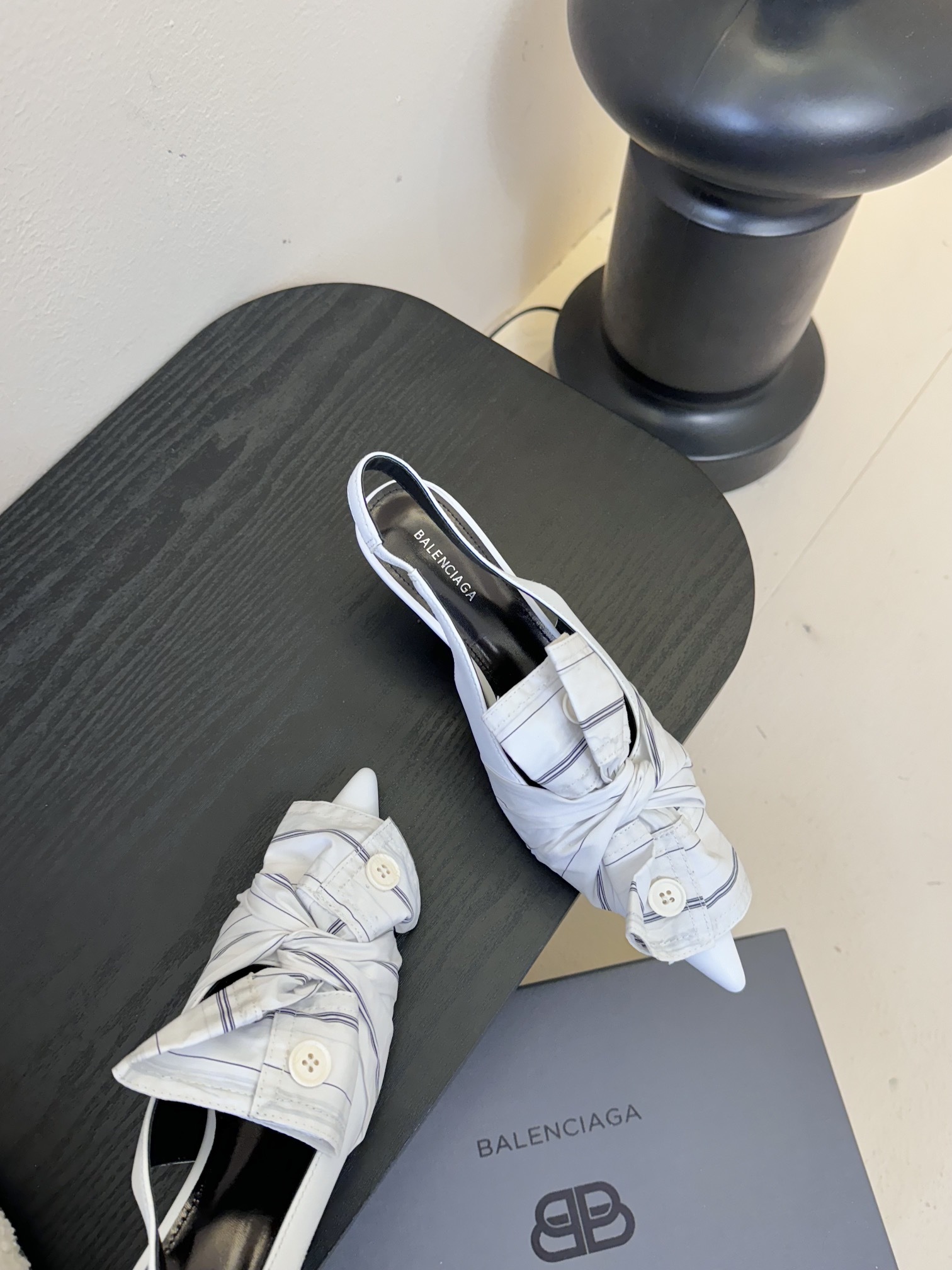 Balenciaga
西服衬衫衣袖反皱折叠蝴蝶结,
超级温柔色彩,各路名星种草己久的款式,真任一美女穿
