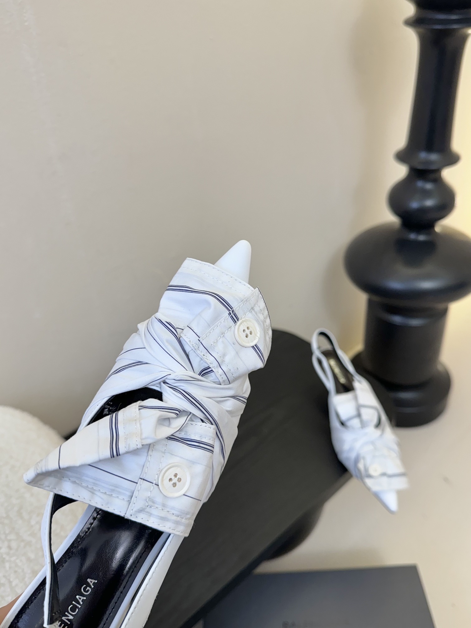 Balenciaga
西服衬衫衣袖反皱折叠蝴蝶结,
超级温柔色彩,各路名星种草己久的款式,真任一美女穿