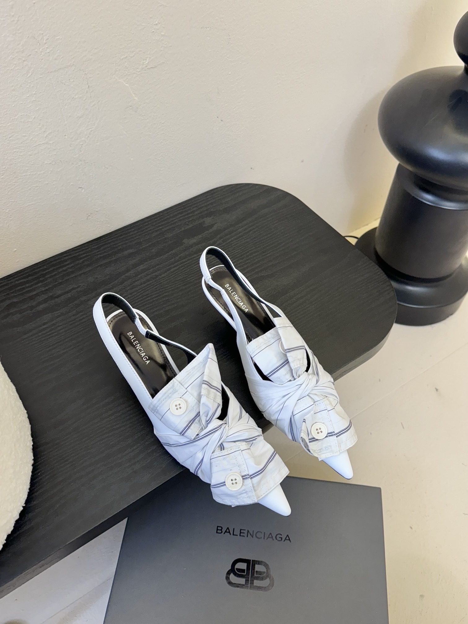 Balenciaga
西服衬衫衣袖反皱折叠蝴蝶结,
超级温柔色彩,各路名星种草己久的款式,真任一美女穿