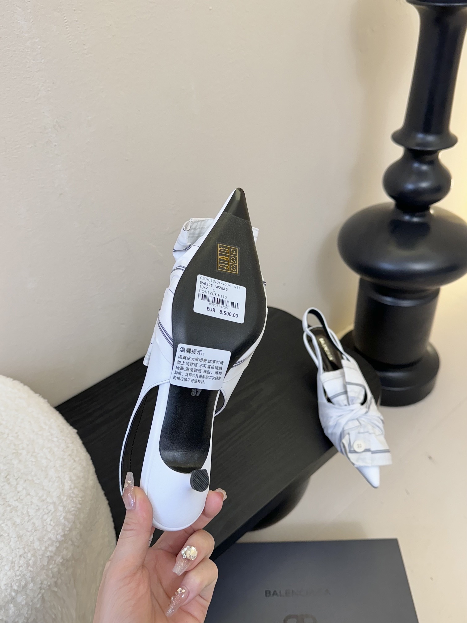Balenciaga
西服衬衫衣袖反皱折叠蝴蝶结,
超级温柔色彩,各路名星种草己久的款式,真任一美女穿