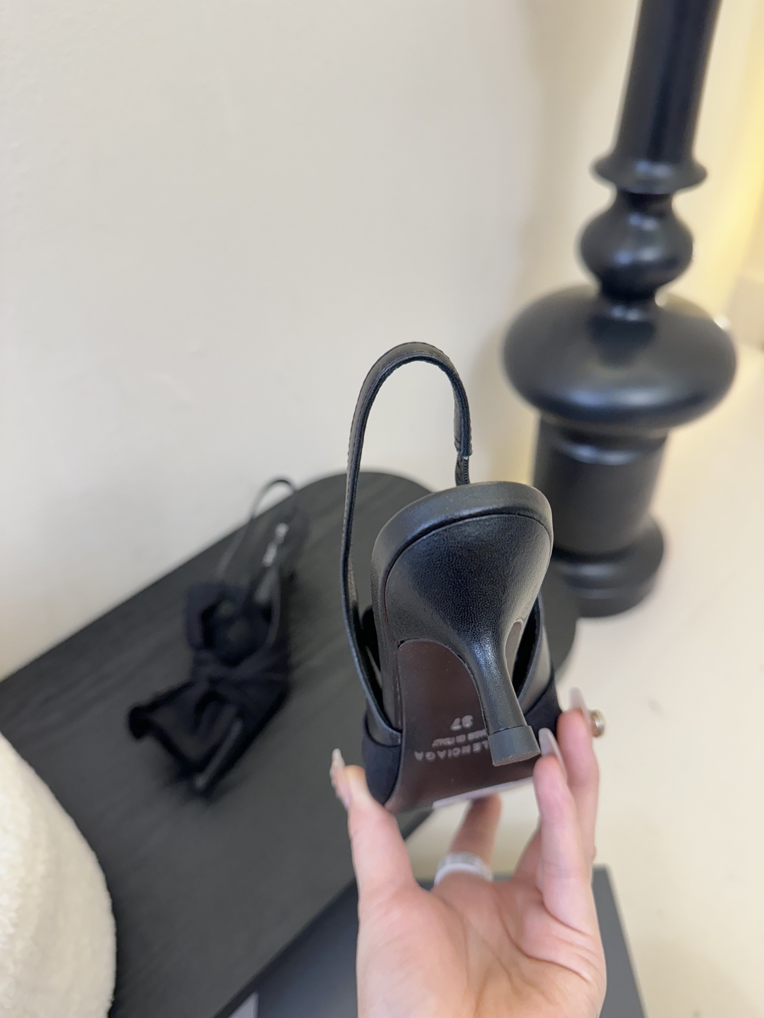 Balenciaga
西服衬衫衣袖反皱折叠蝴蝶结,
超级温柔色彩,各路名星种草己久的款式,真任一美女穿