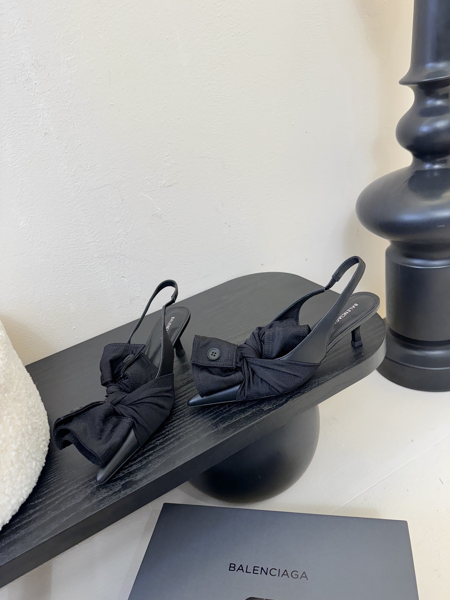 Balenciaga
西服衬衫衣袖反皱折叠蝴蝶结,
超级温柔色彩,各路名星种草己久的款式,真任一美女穿