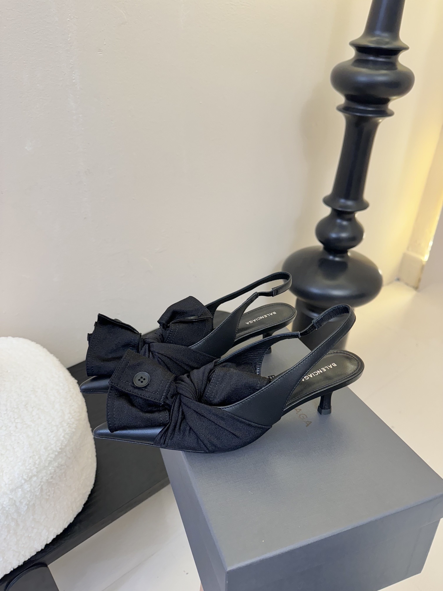 Balenciaga
西服衬衫衣袖反皱折叠蝴蝶结,
超级温柔色彩,各路名星种草己久的款式,真任一美女穿
