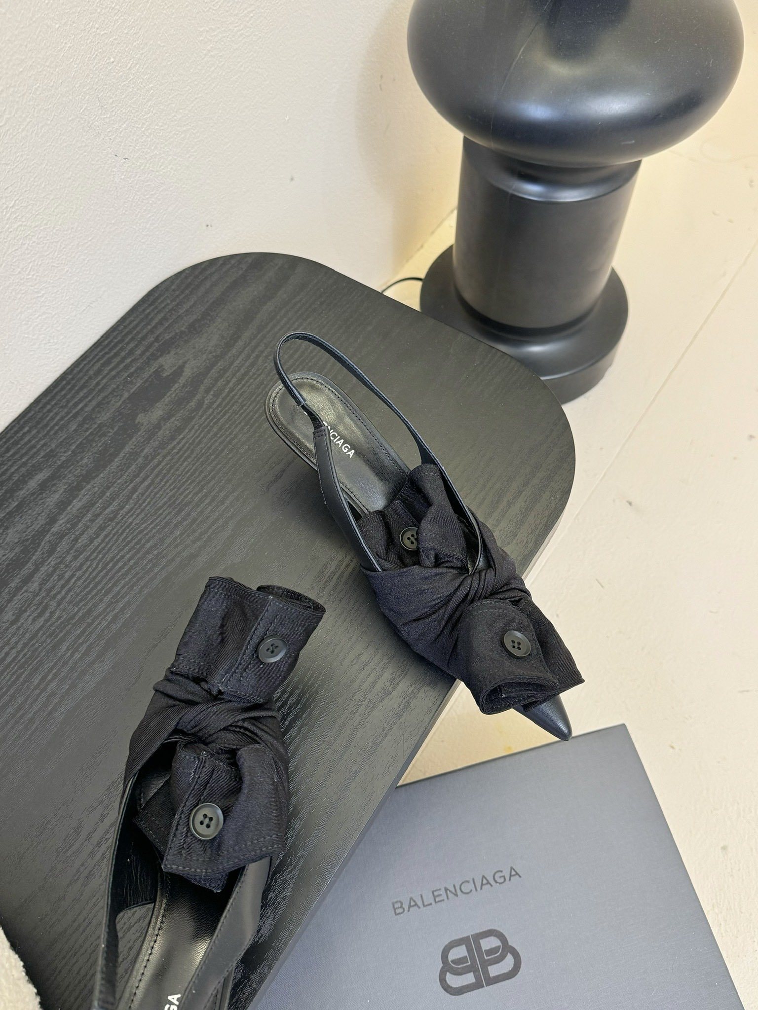 Balenciaga
西服衬衫衣袖反皱折叠蝴蝶结,
超级温柔色彩,各路名星种草己久的款式,真任一美女穿