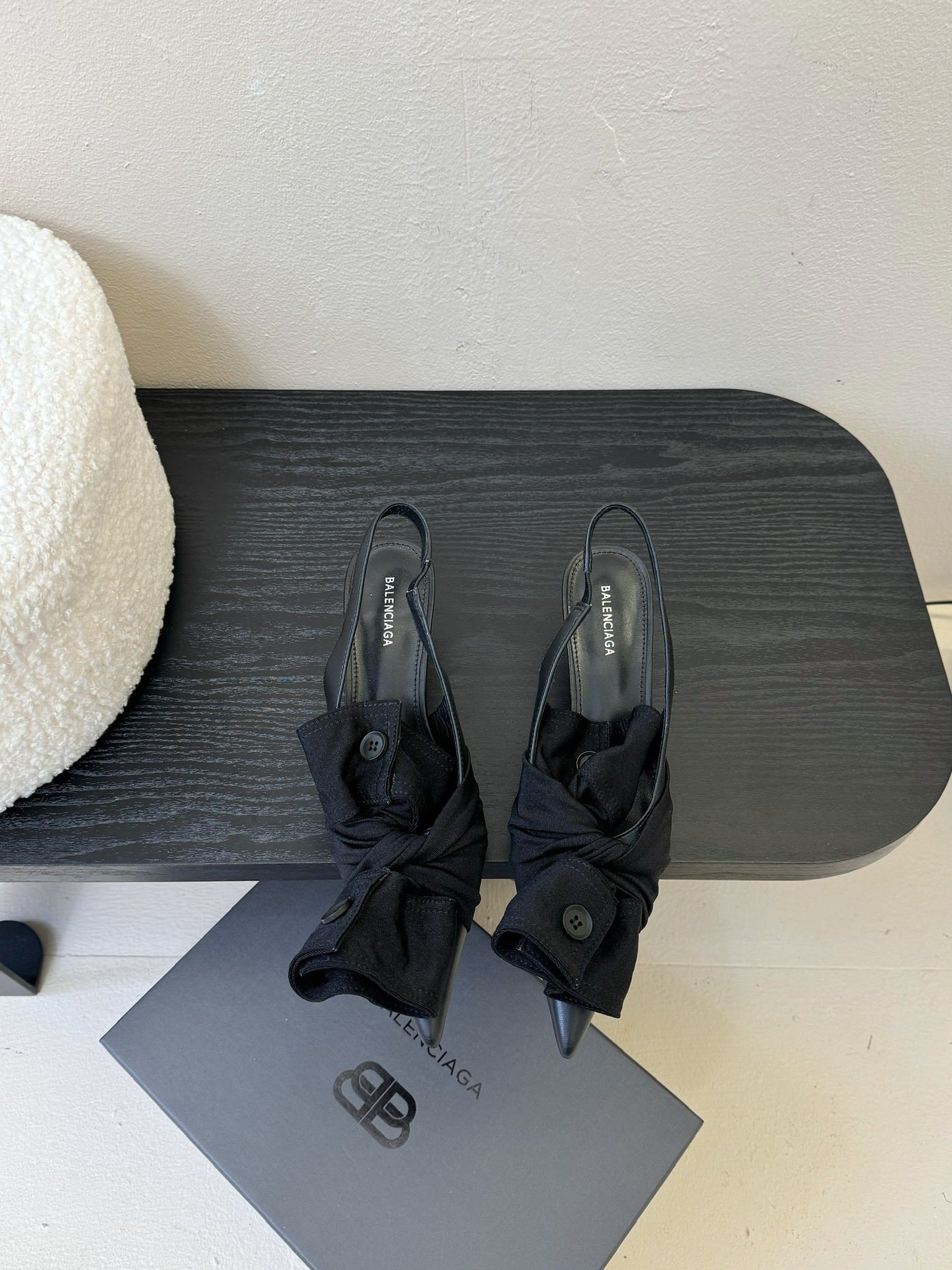 Balenciaga
西服衬衫衣袖反皱折叠蝴蝶结,
超级温柔色彩,各路名星种草己久的款式,真任一美女穿