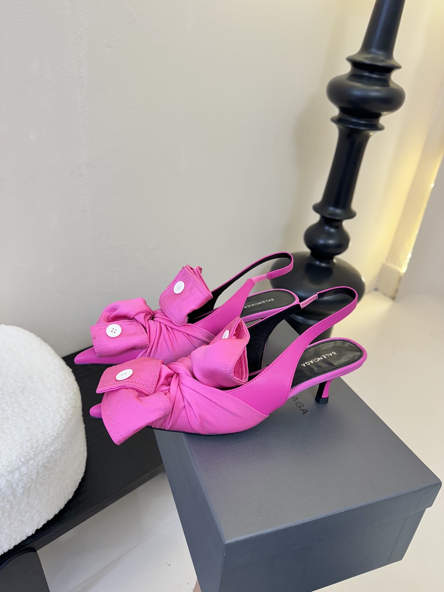Balenciaga
西服衬衫衣袖反皱折叠蝴蝶结,
超级温柔色彩,各路名星种草己久的款式,真任一美女穿