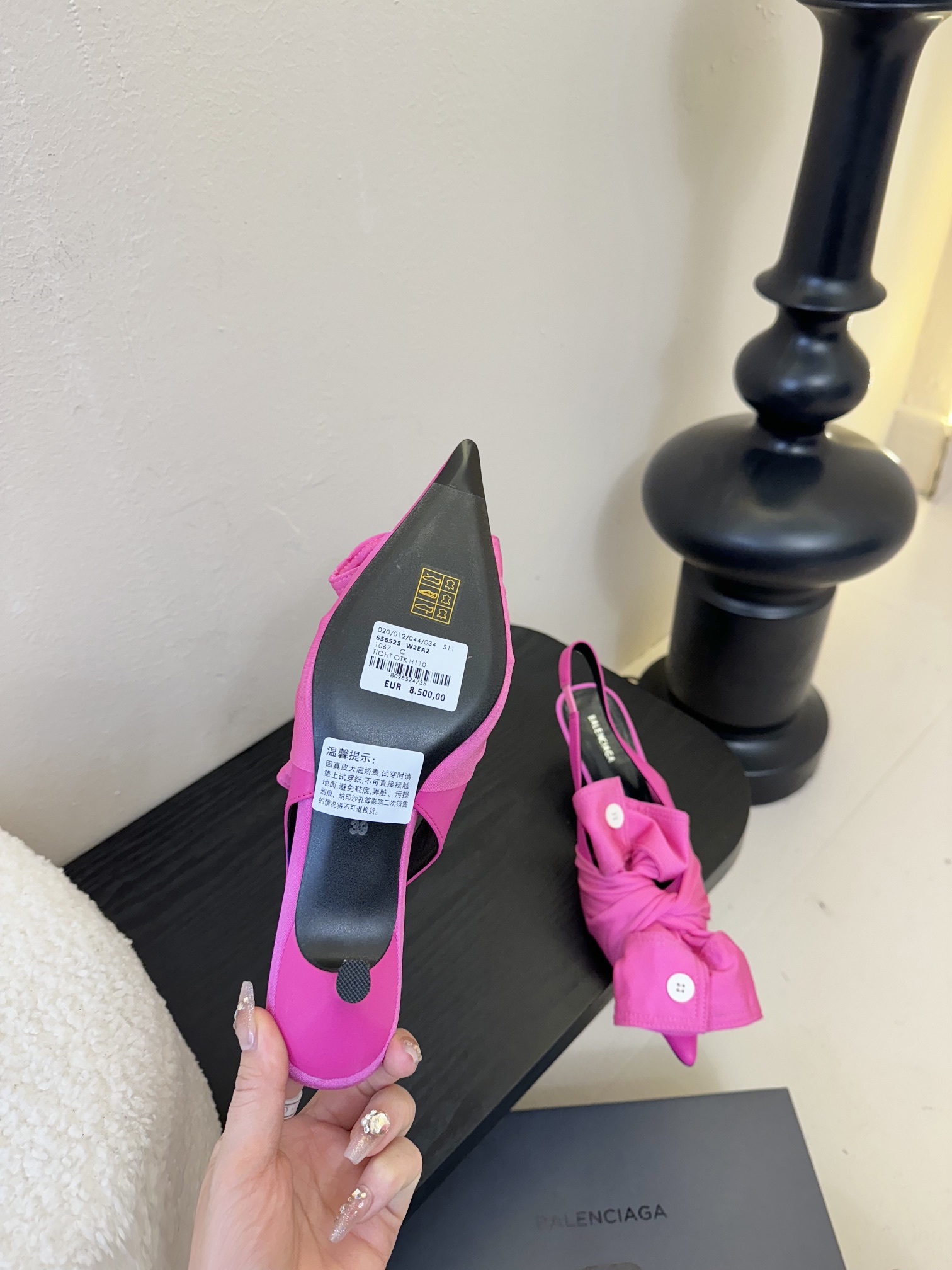 Balenciaga
西服衬衫衣袖反皱折叠蝴蝶结,
超级温柔色彩,各路名星种草己久的款式,真任一美女穿